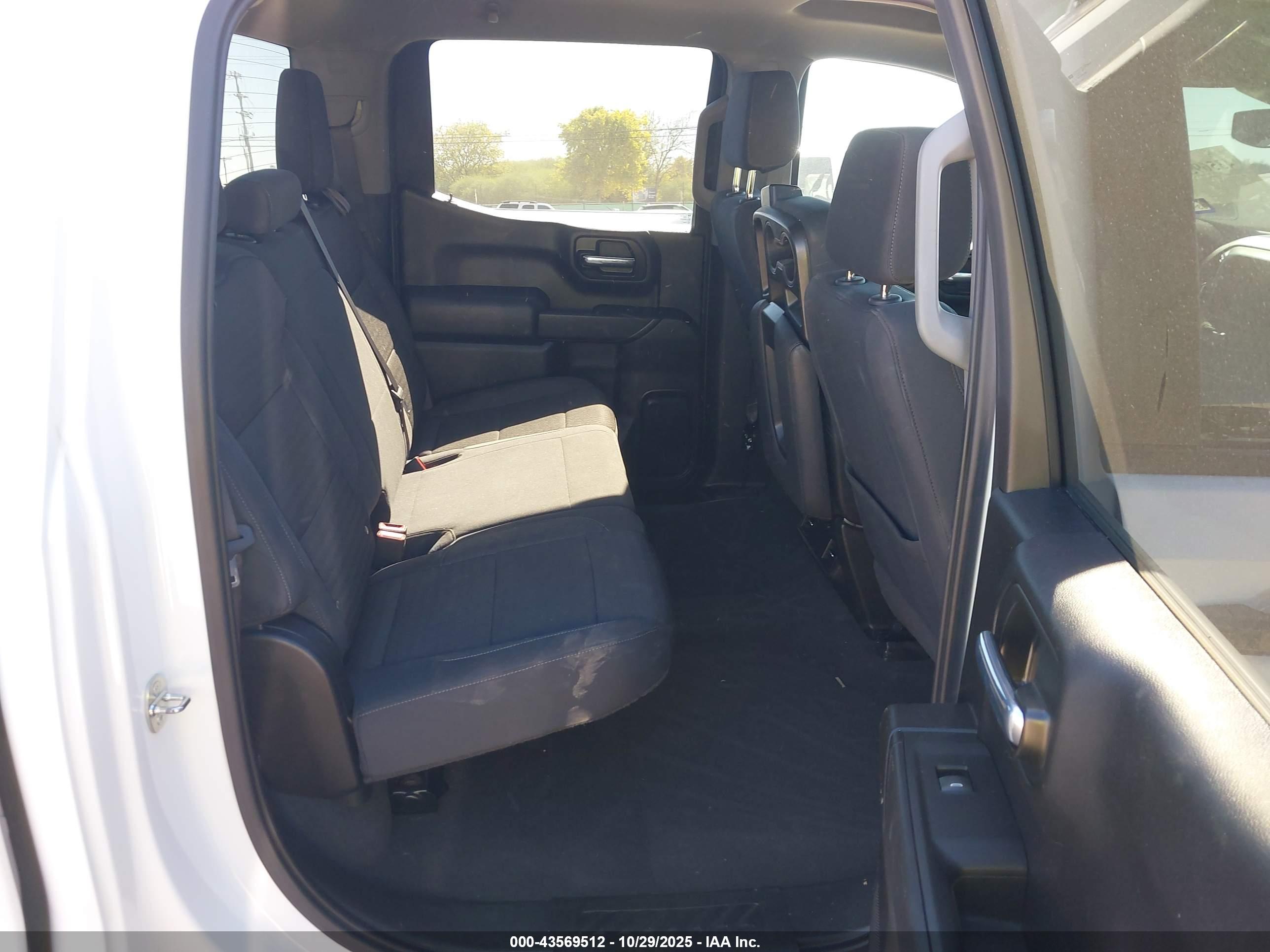 CHEVROLET SILVERADO image 8