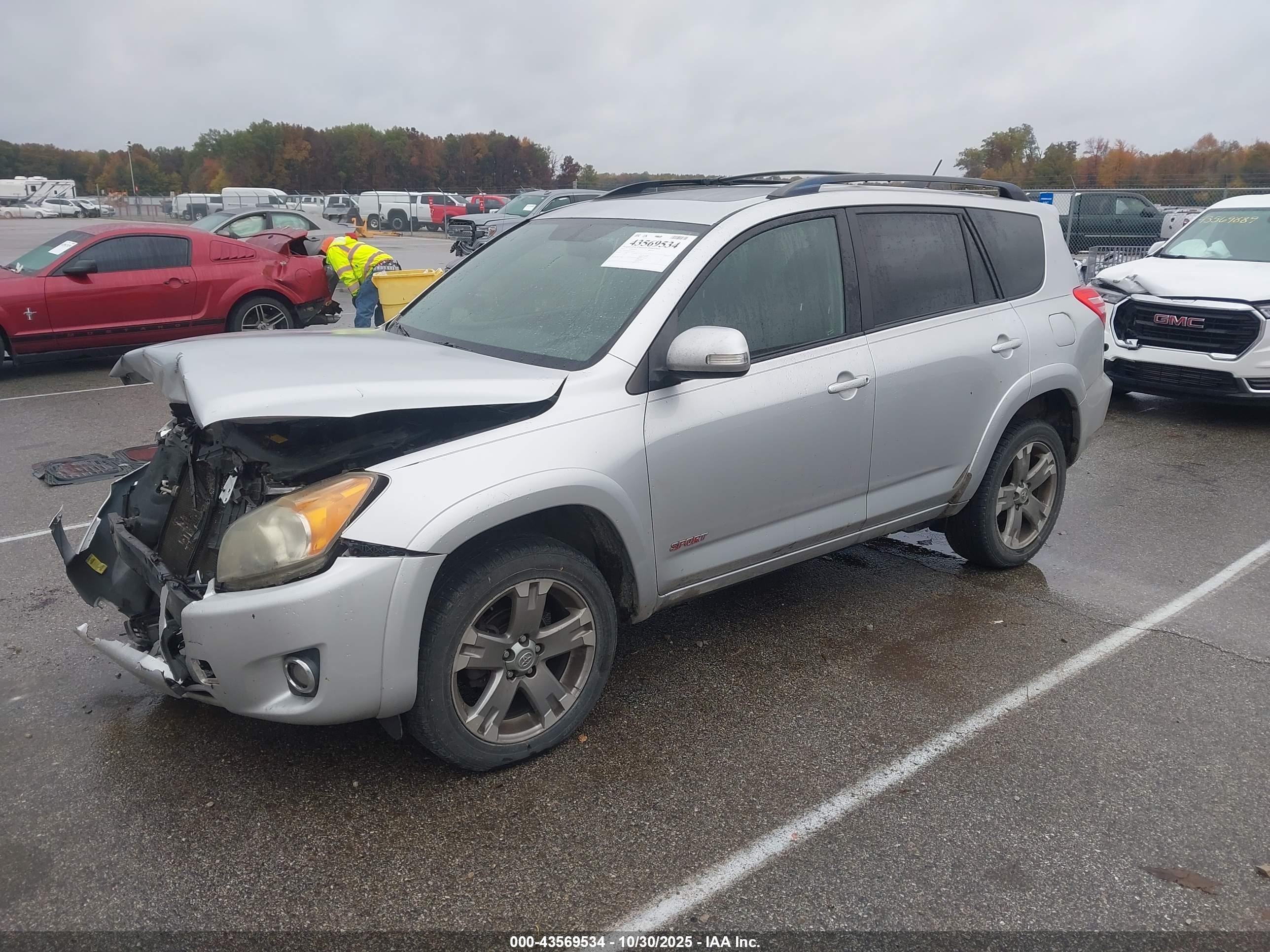 TOYOTA RAV4 image 2