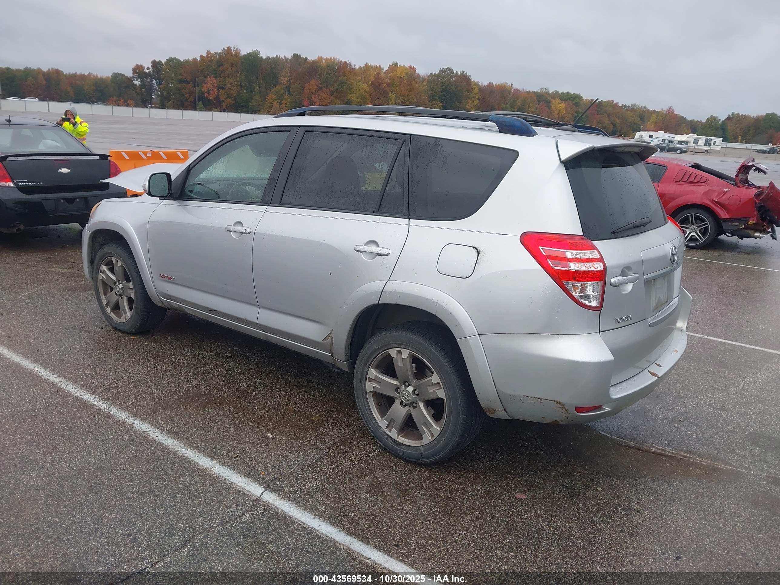 TOYOTA RAV4 image 3
