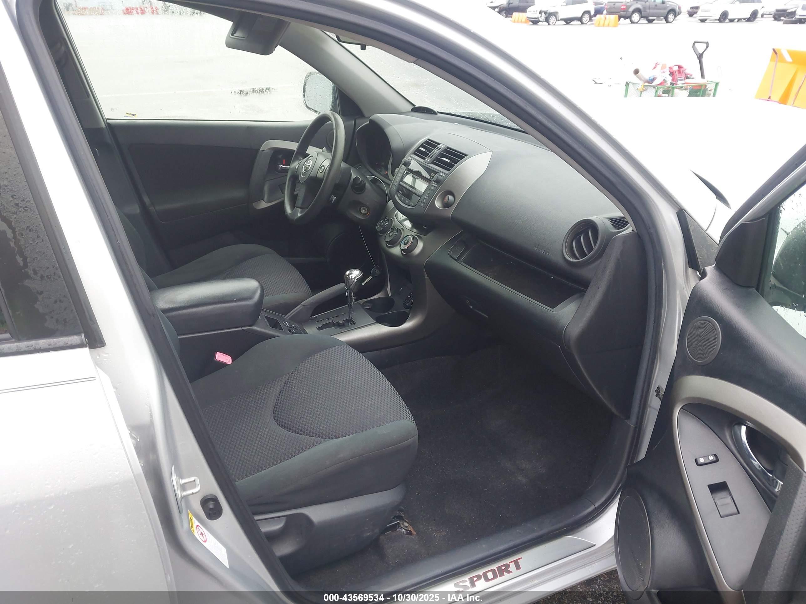 TOYOTA RAV4 image 5