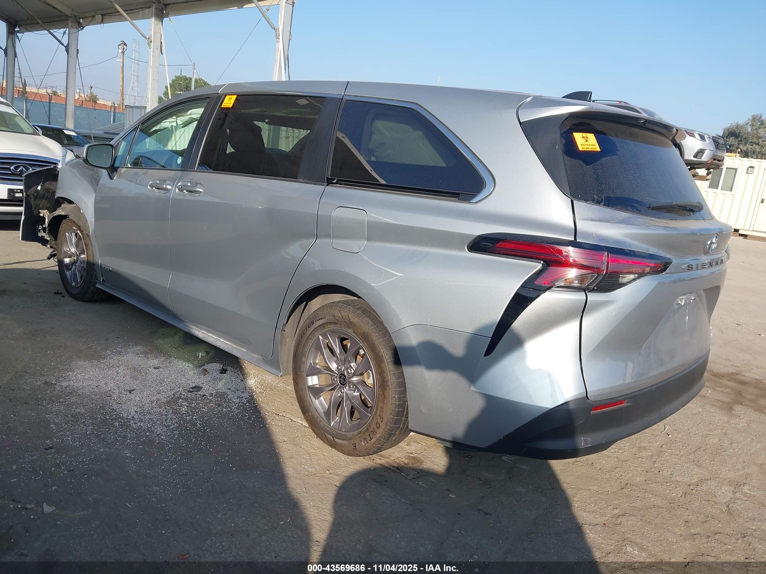 TOYOTA SIENNA image 3
