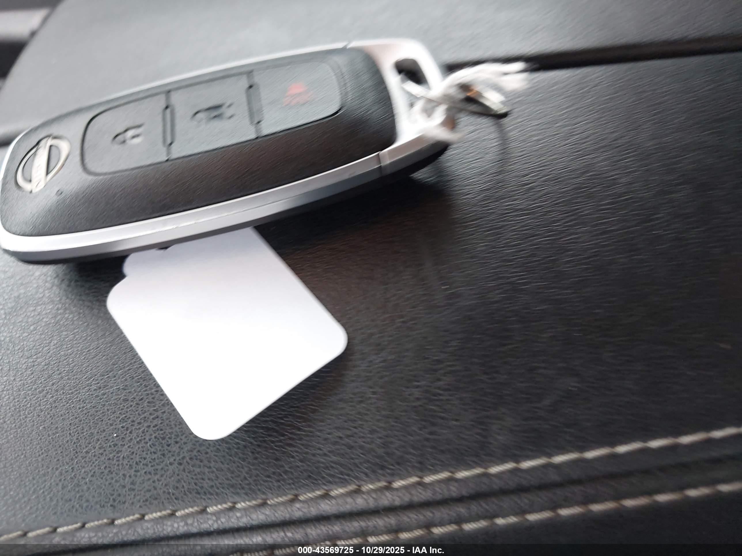 NISSAN ROGUE image 11