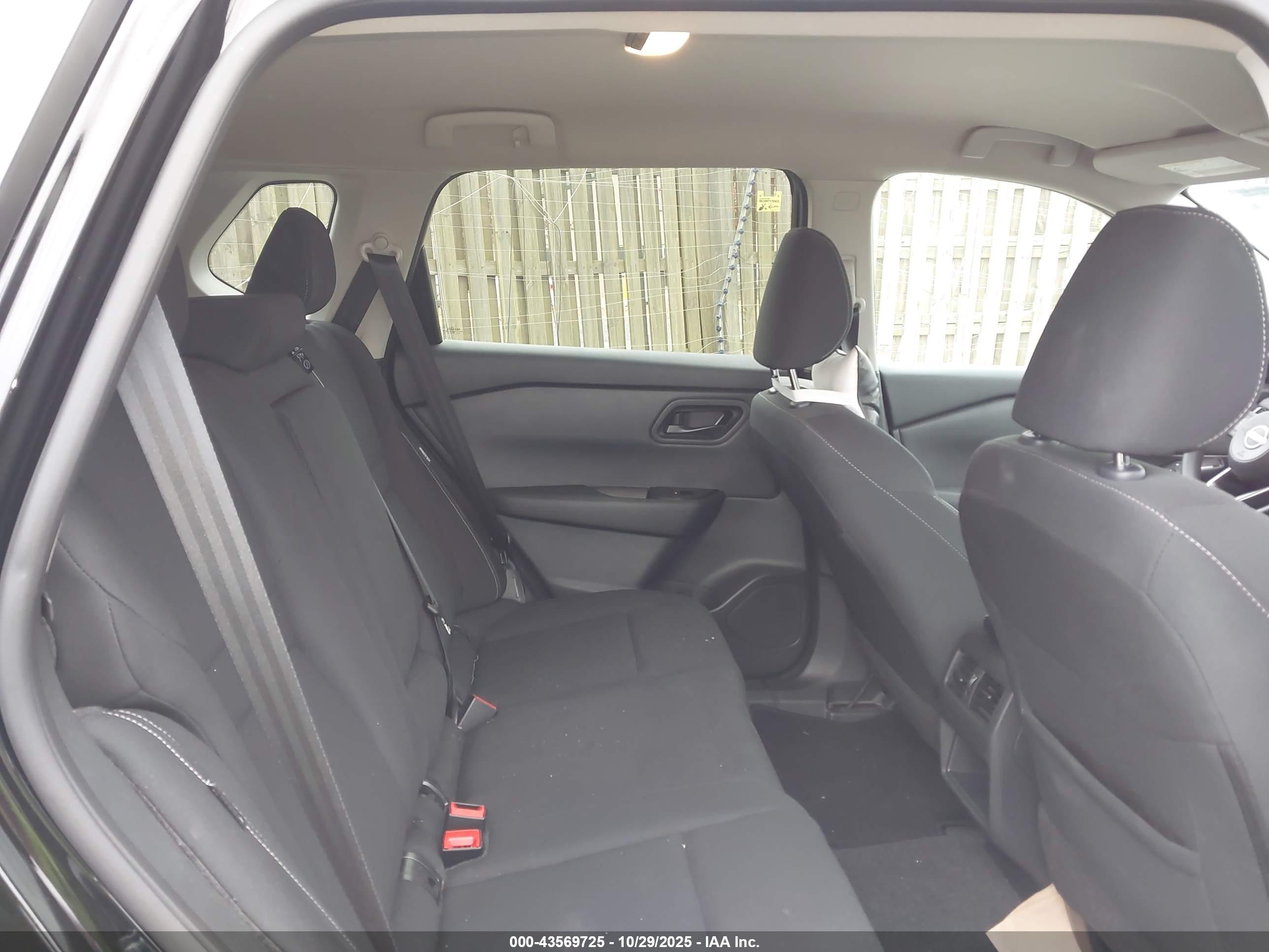 NISSAN ROGUE image 8