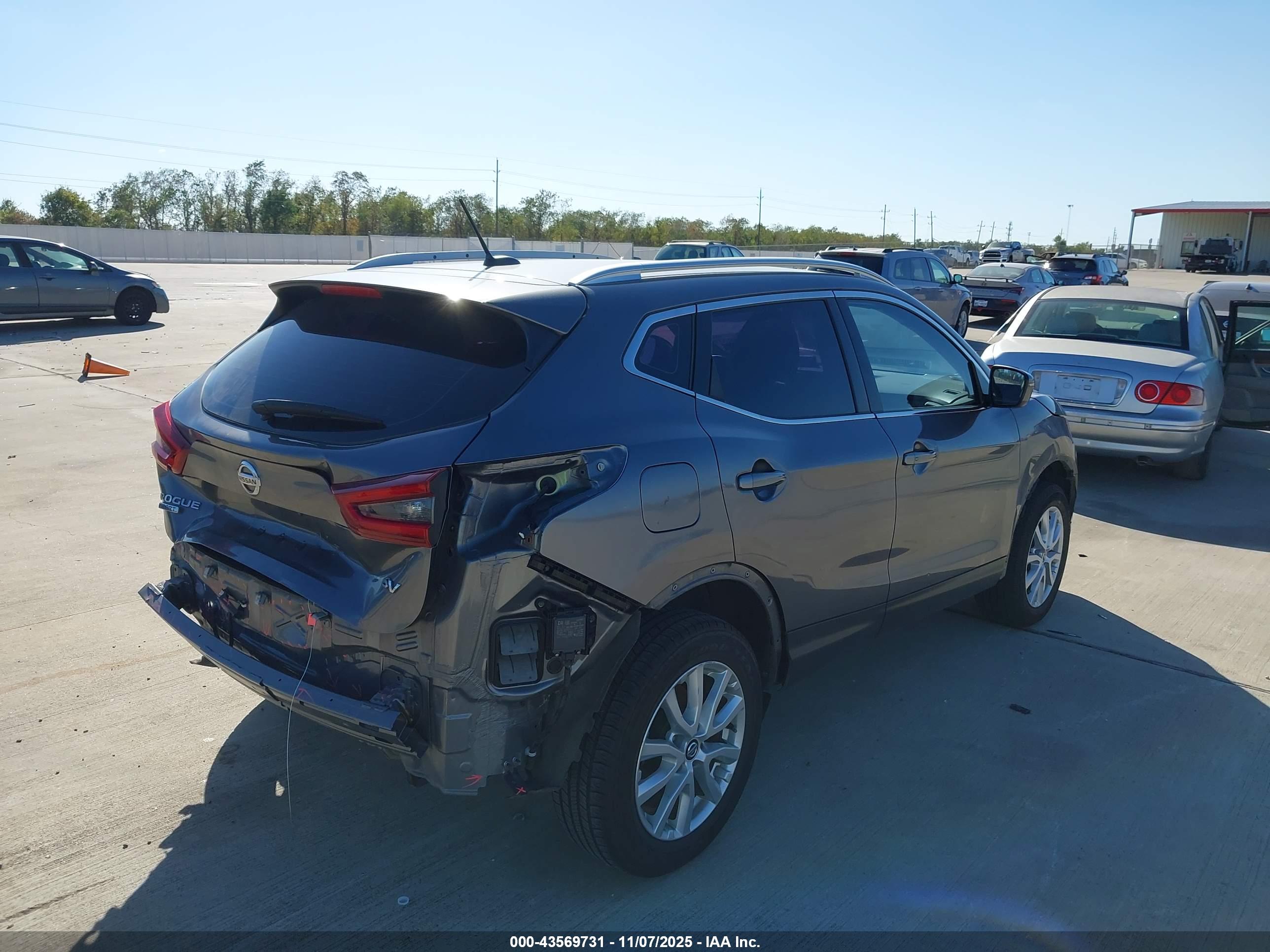 NISSAN ROGUE image 4