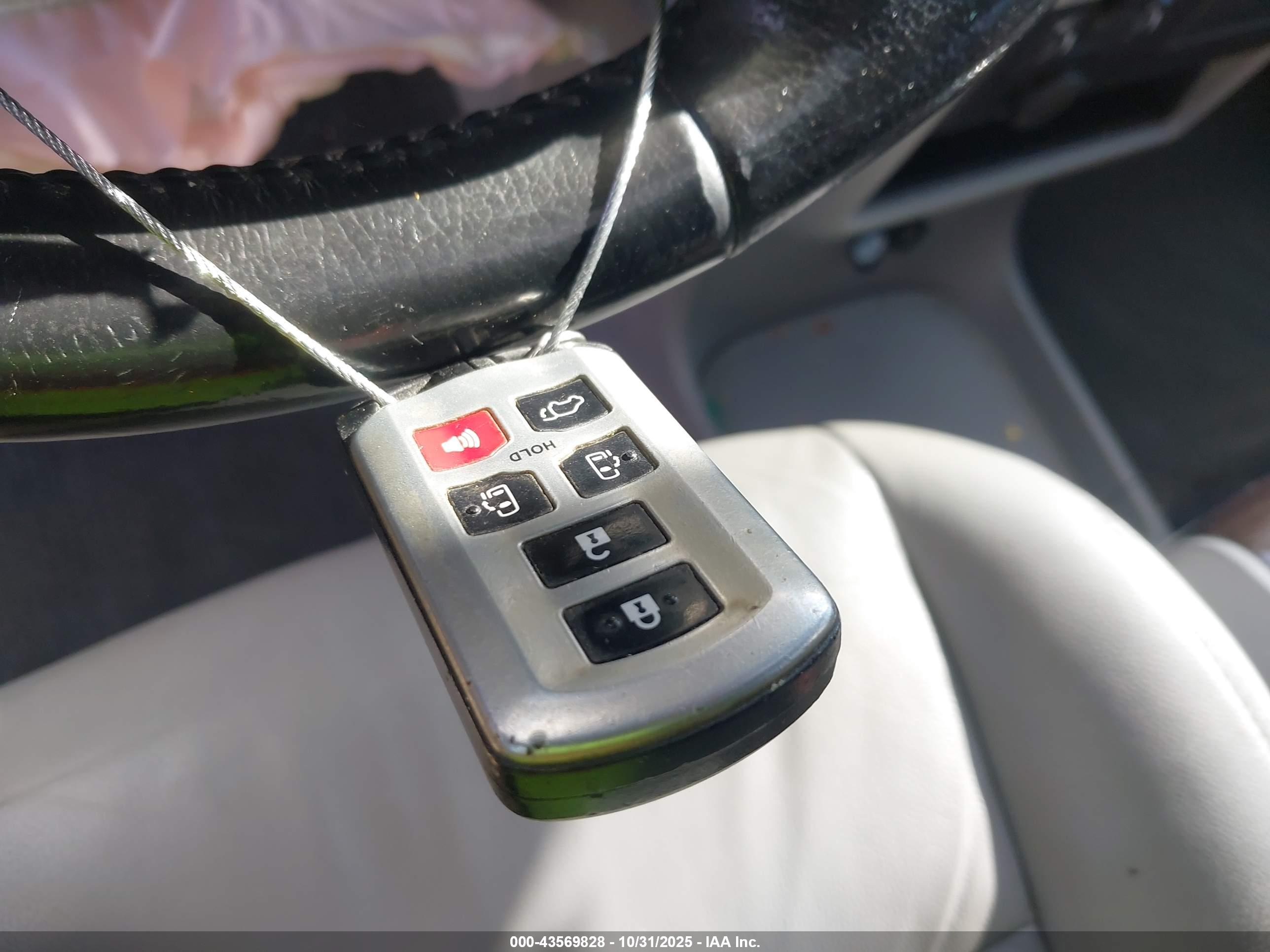TOYOTA SIENNA image 11