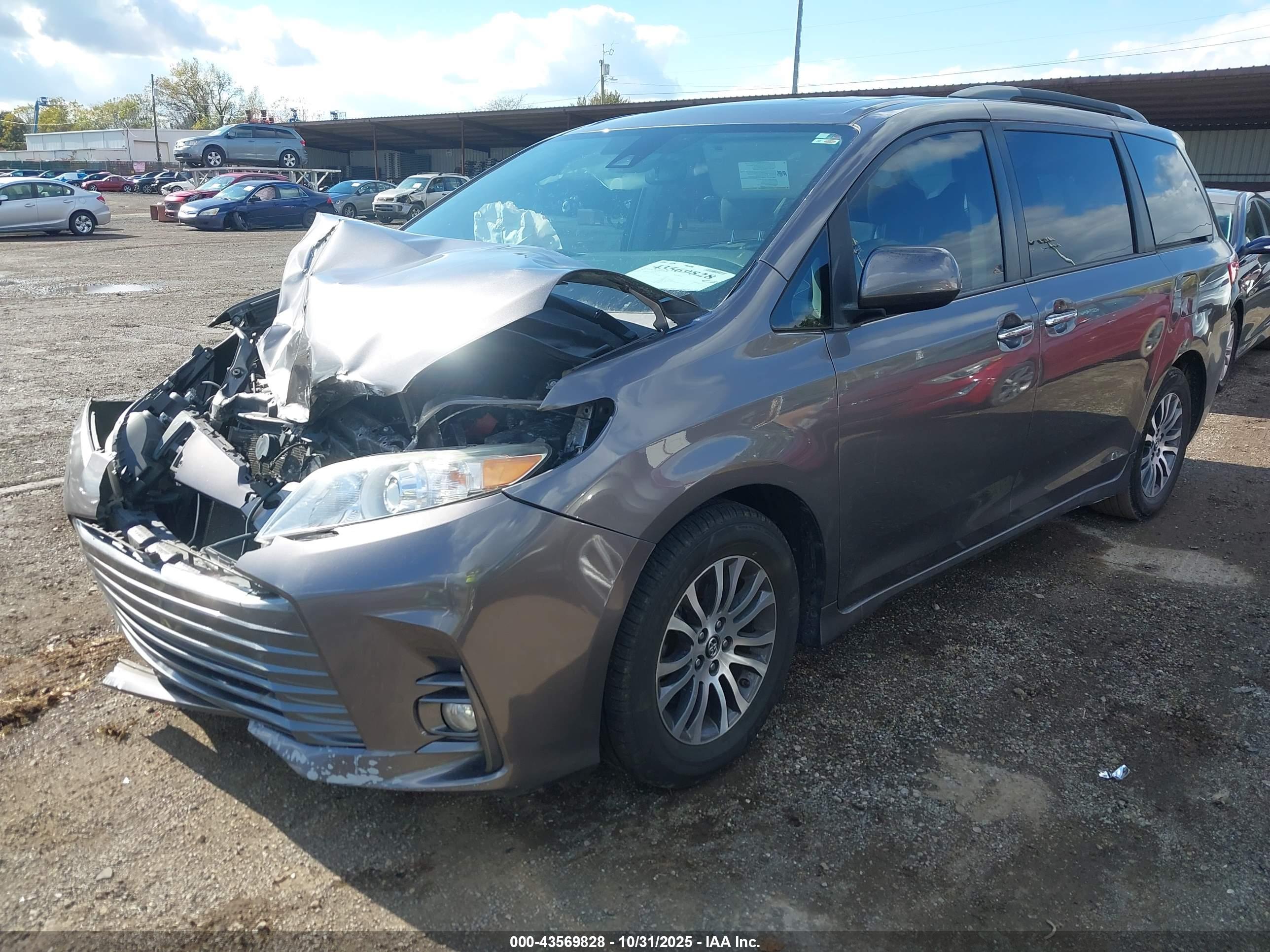 TOYOTA SIENNA image 2