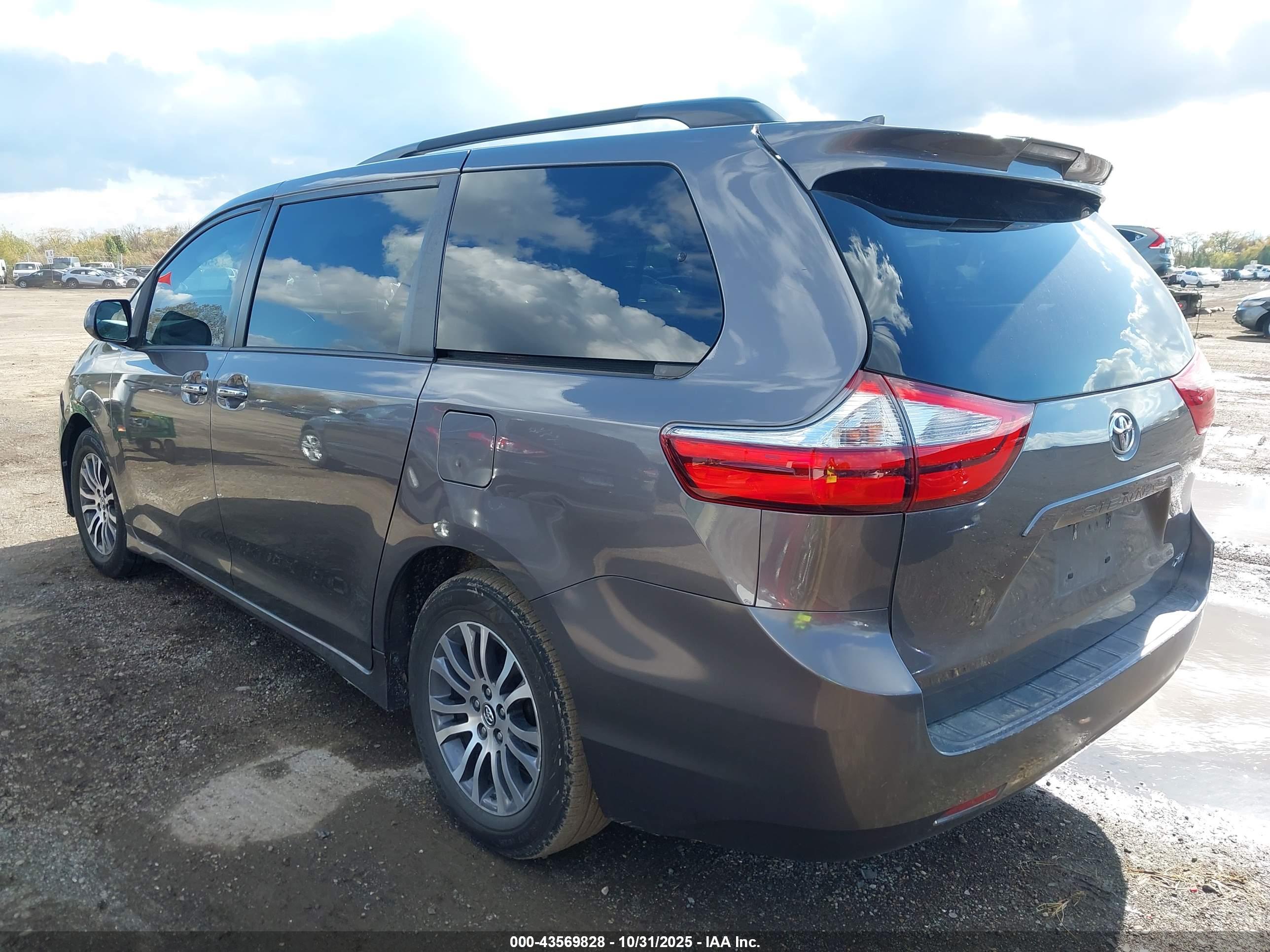 TOYOTA SIENNA image 3