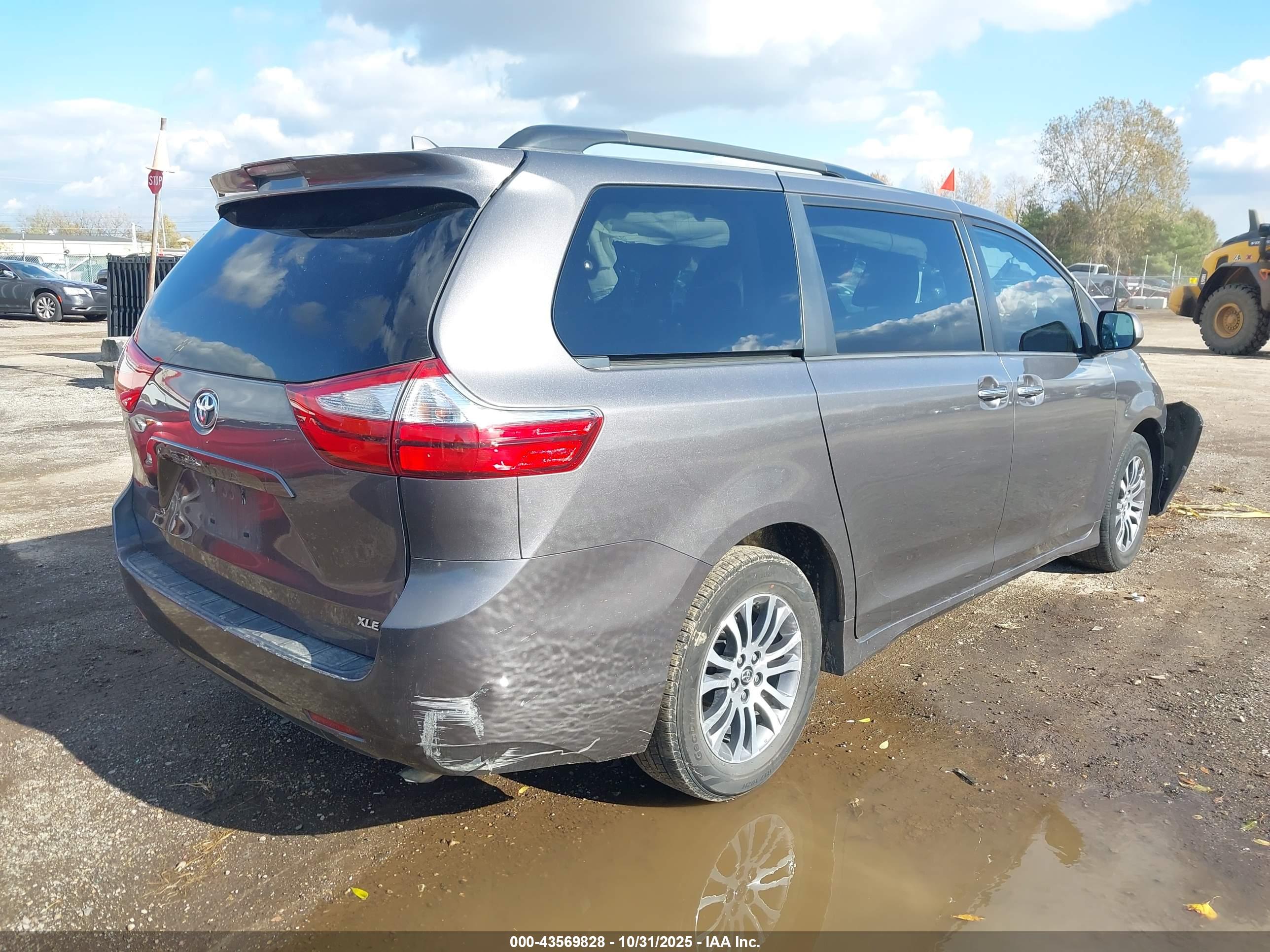 TOYOTA SIENNA image 4