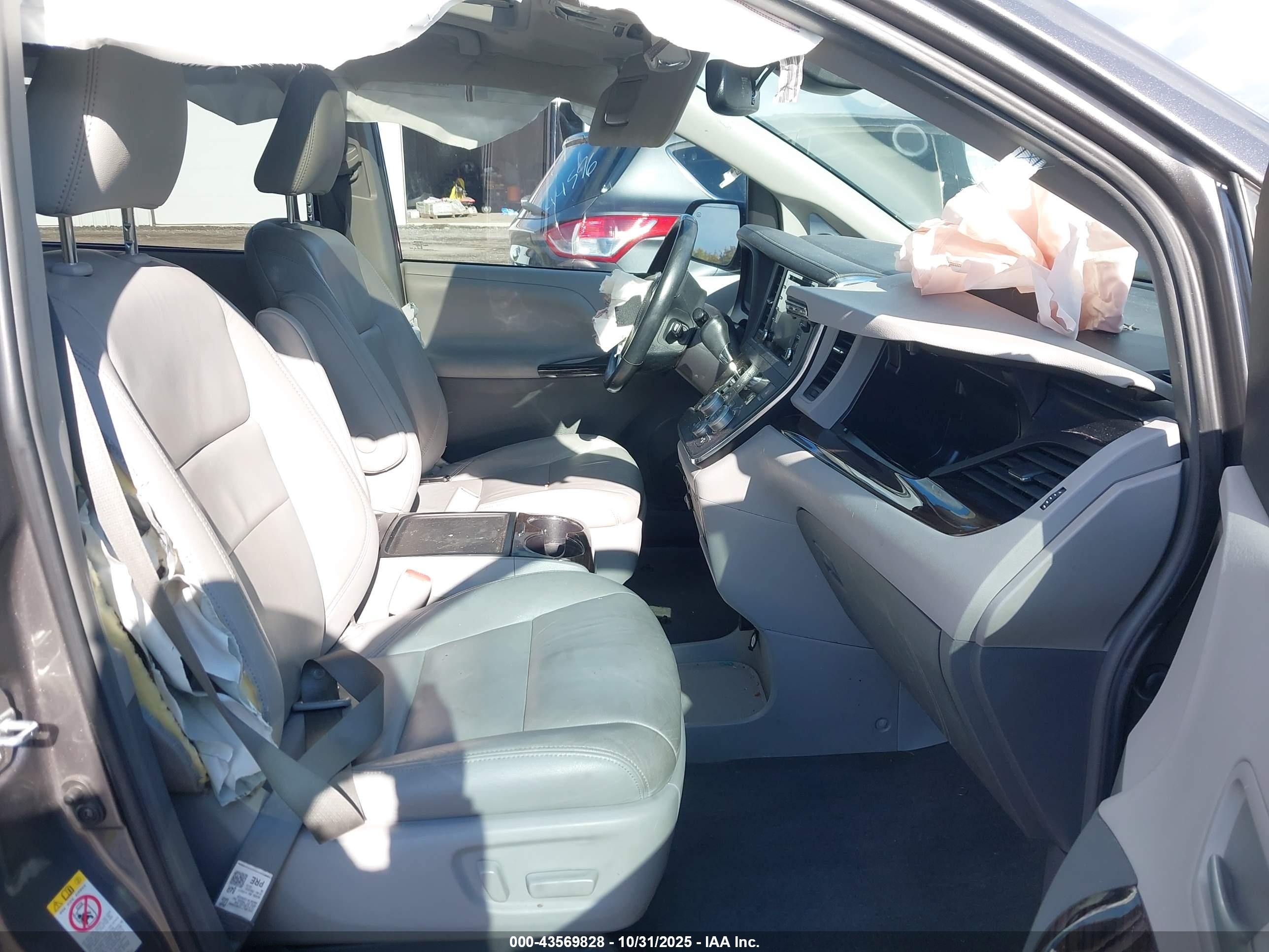 TOYOTA SIENNA image 5