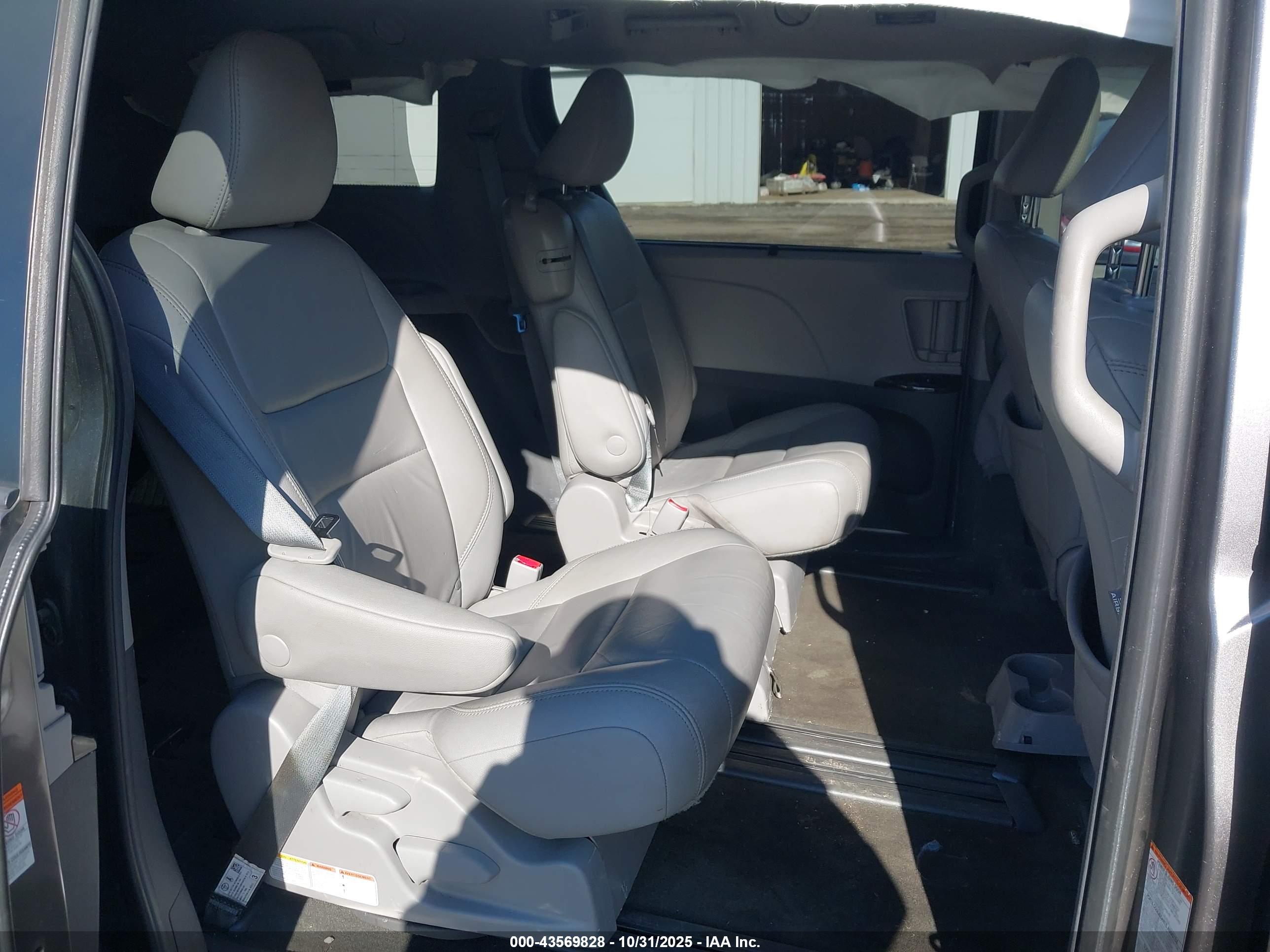 TOYOTA SIENNA image 8