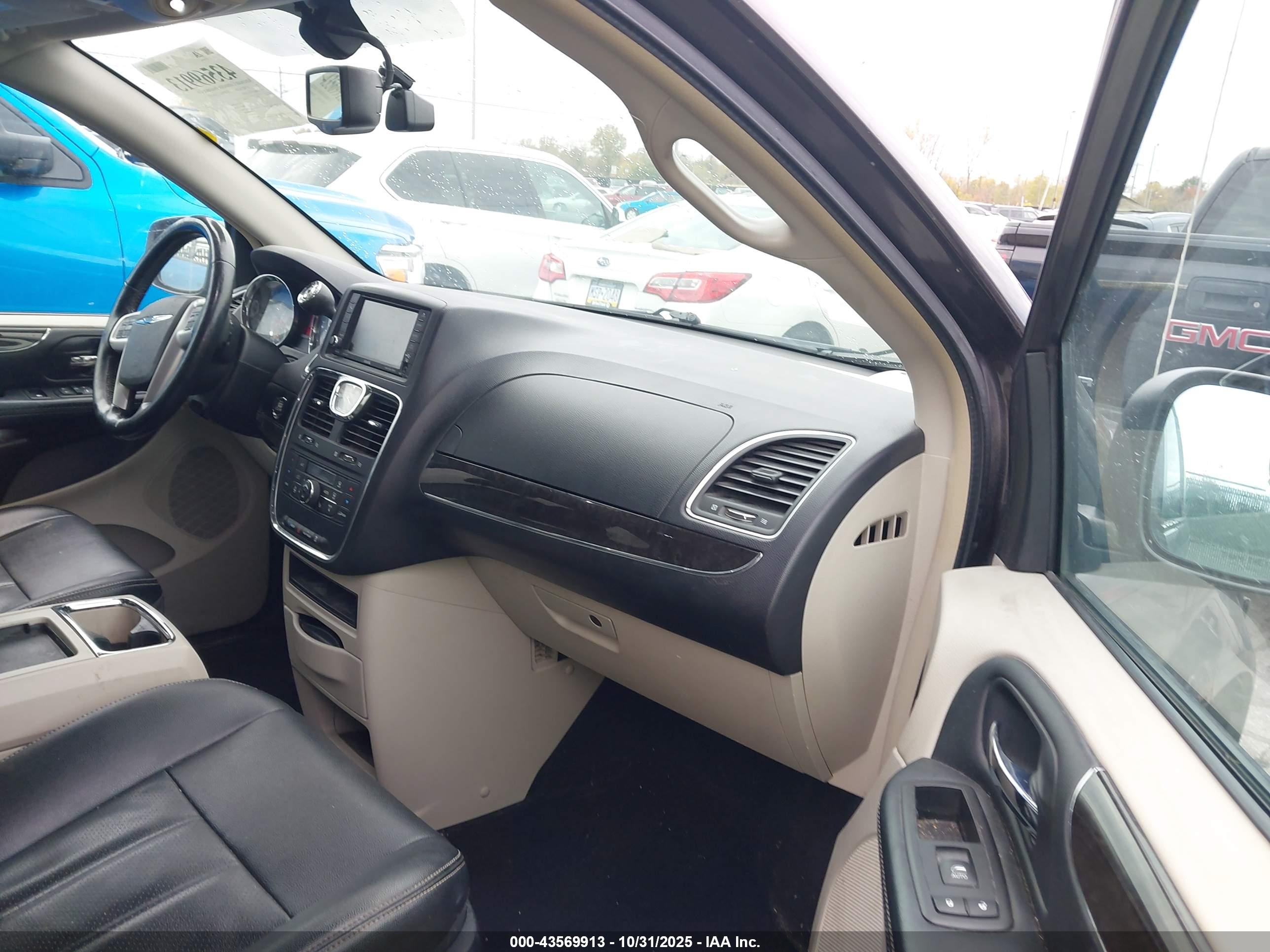 CHRYSLER TOWN image 5