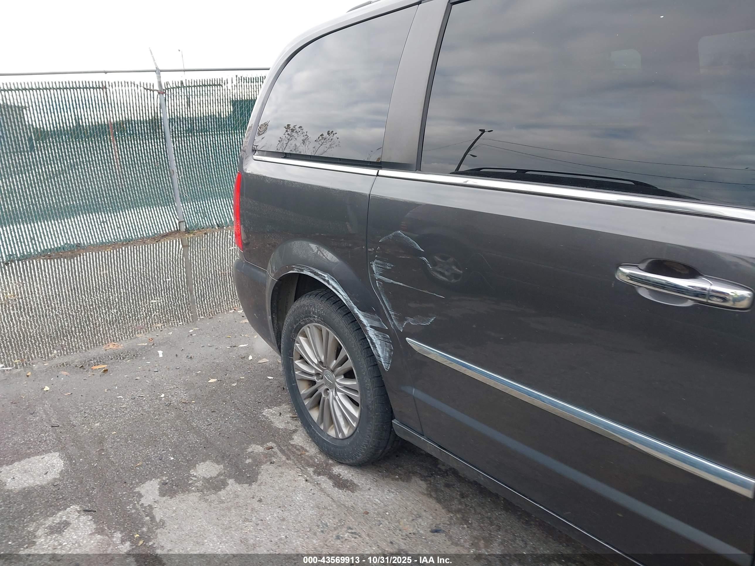 CHRYSLER TOWN image 6