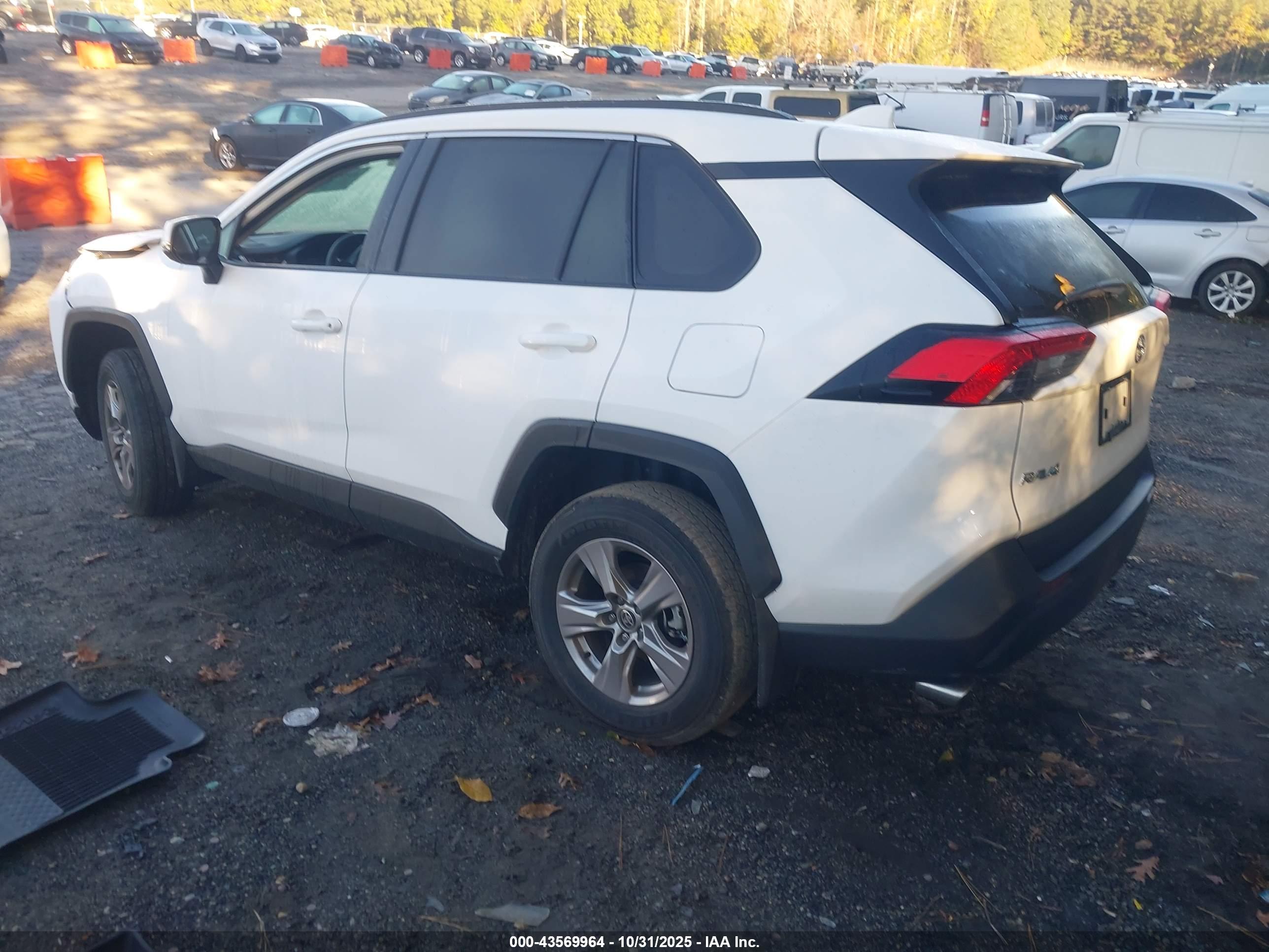TOYOTA RAV4 image 3