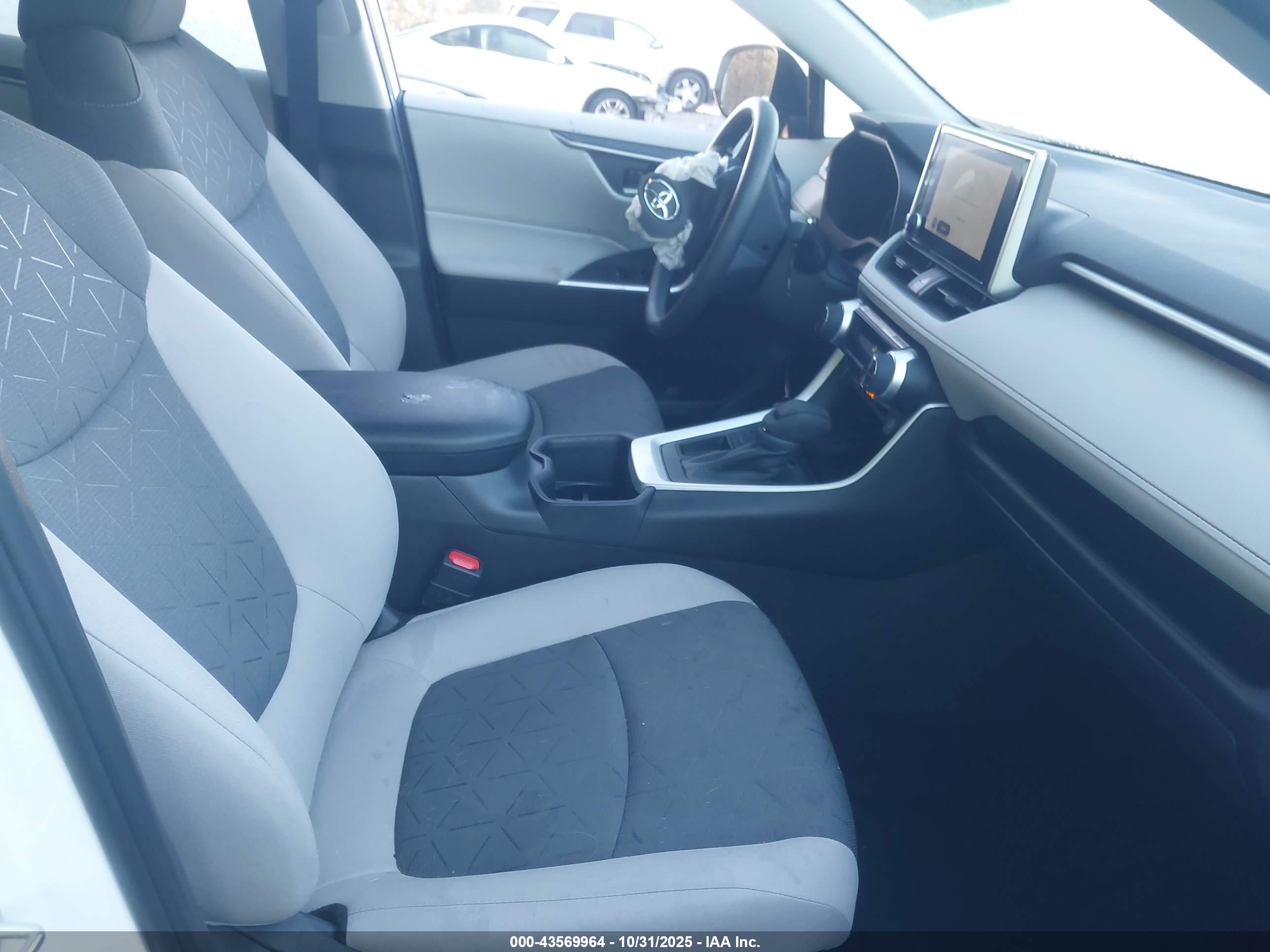 TOYOTA RAV4 image 5