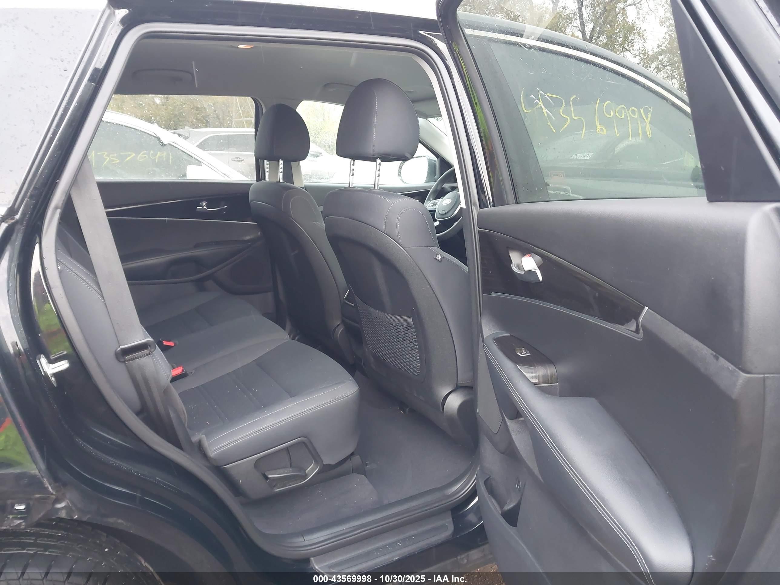 KIA SORENTO image 8