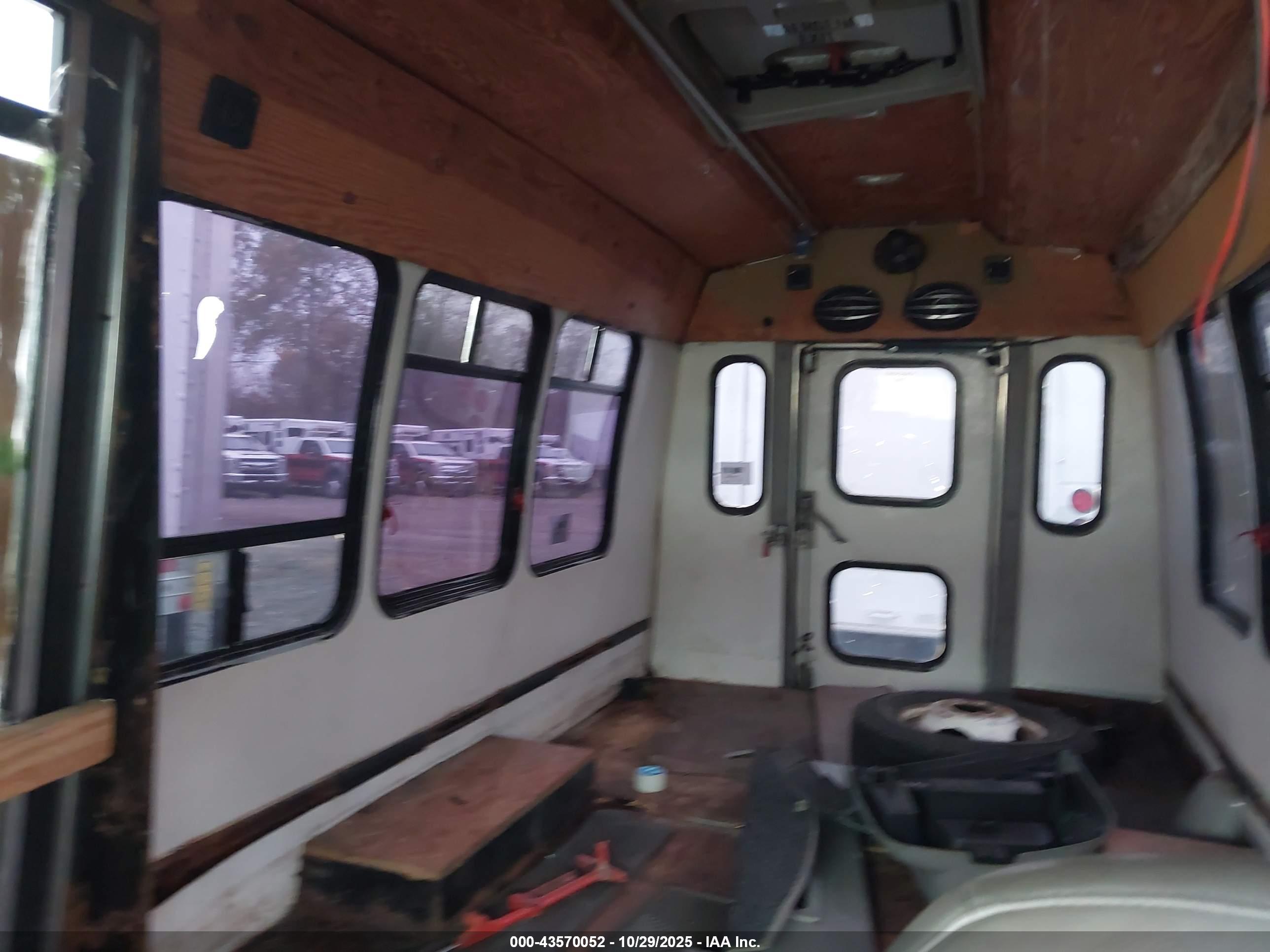 FORD E-350 image 7
