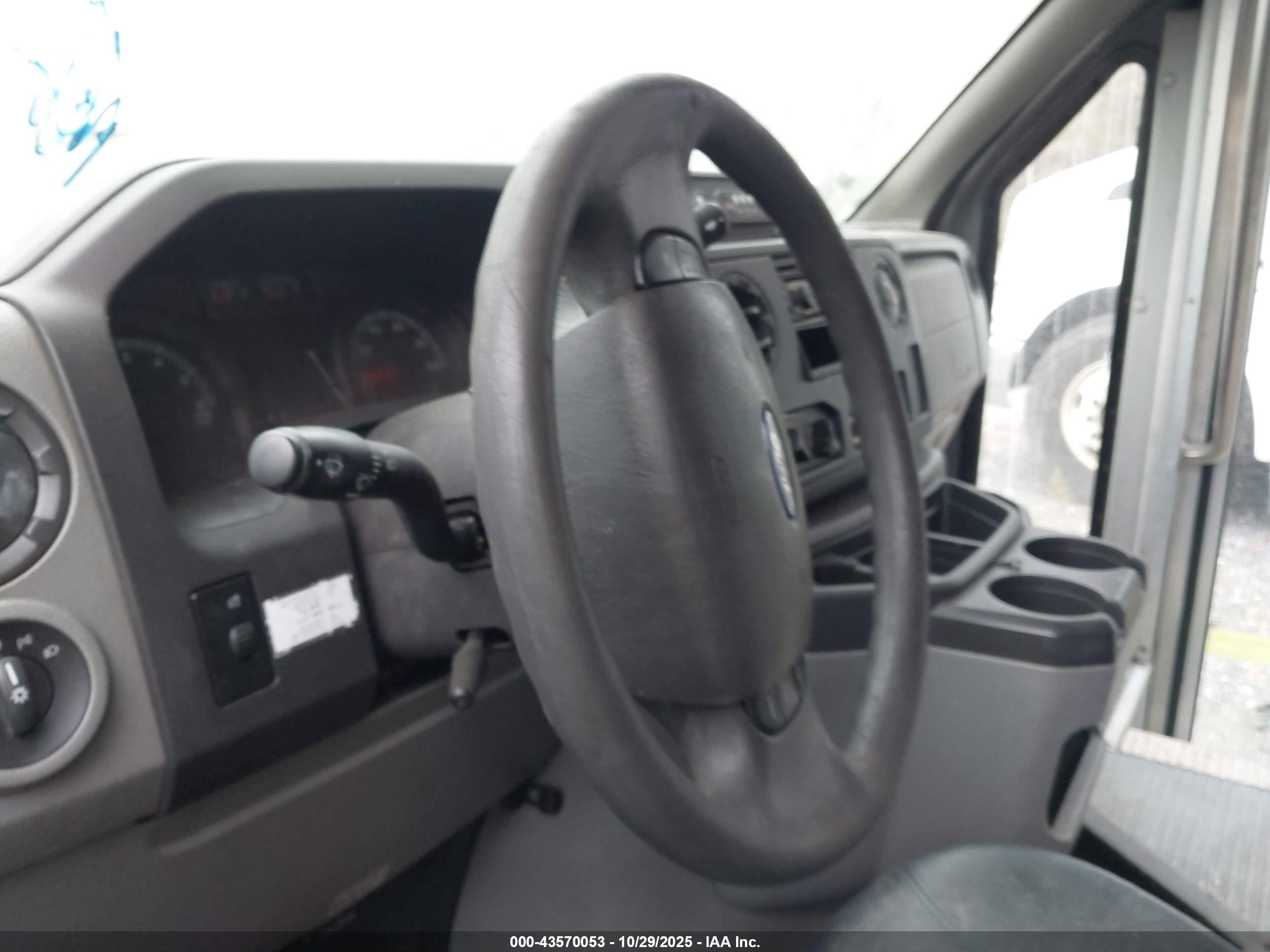 FORD E-350 image 8