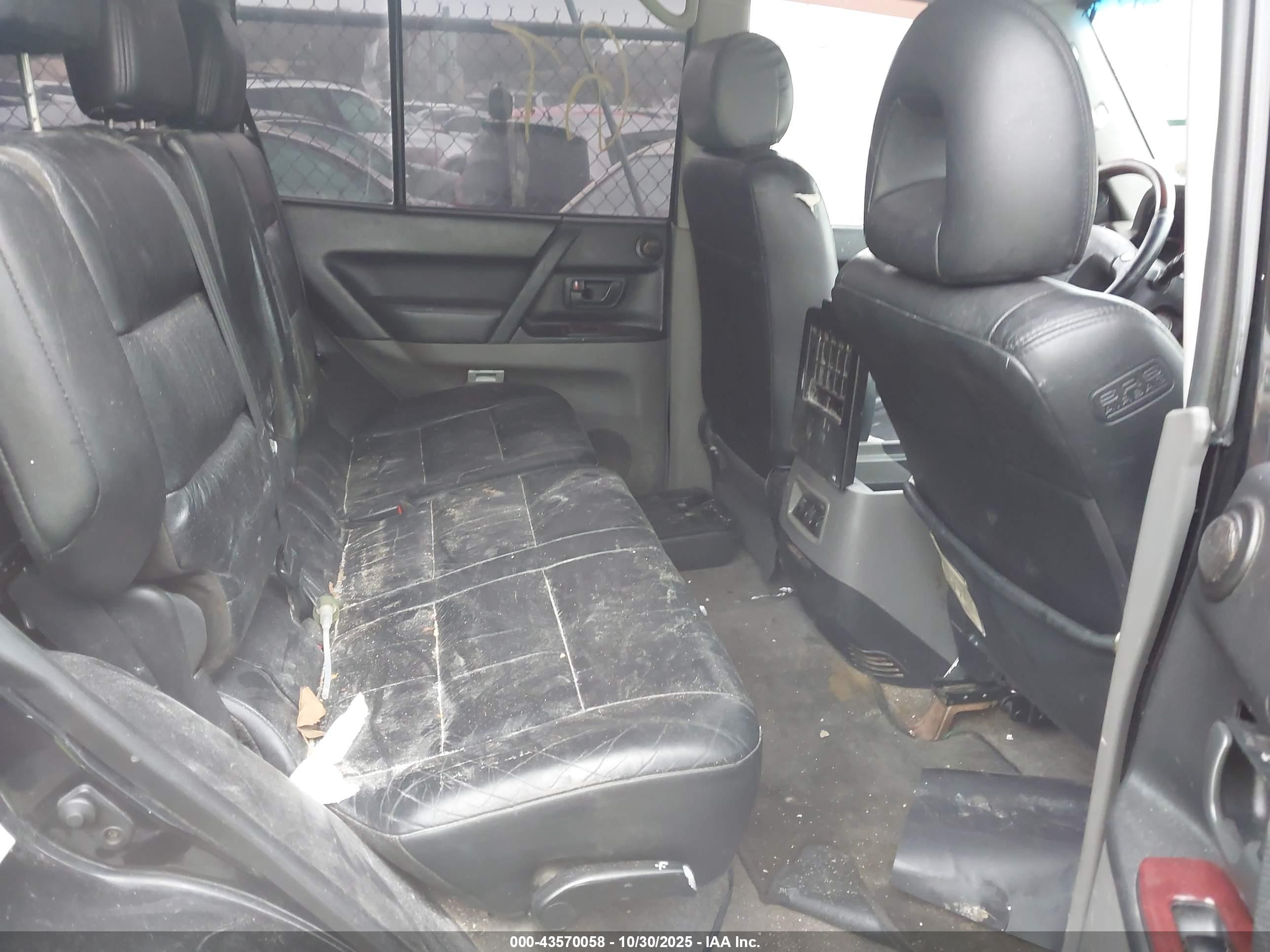 MITSUBISHI MONTERO image 8