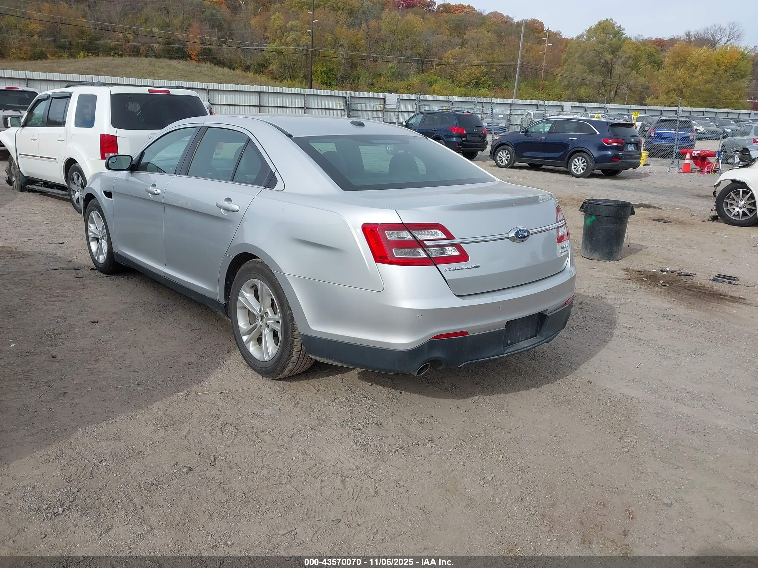 FORD TAURUS image 3