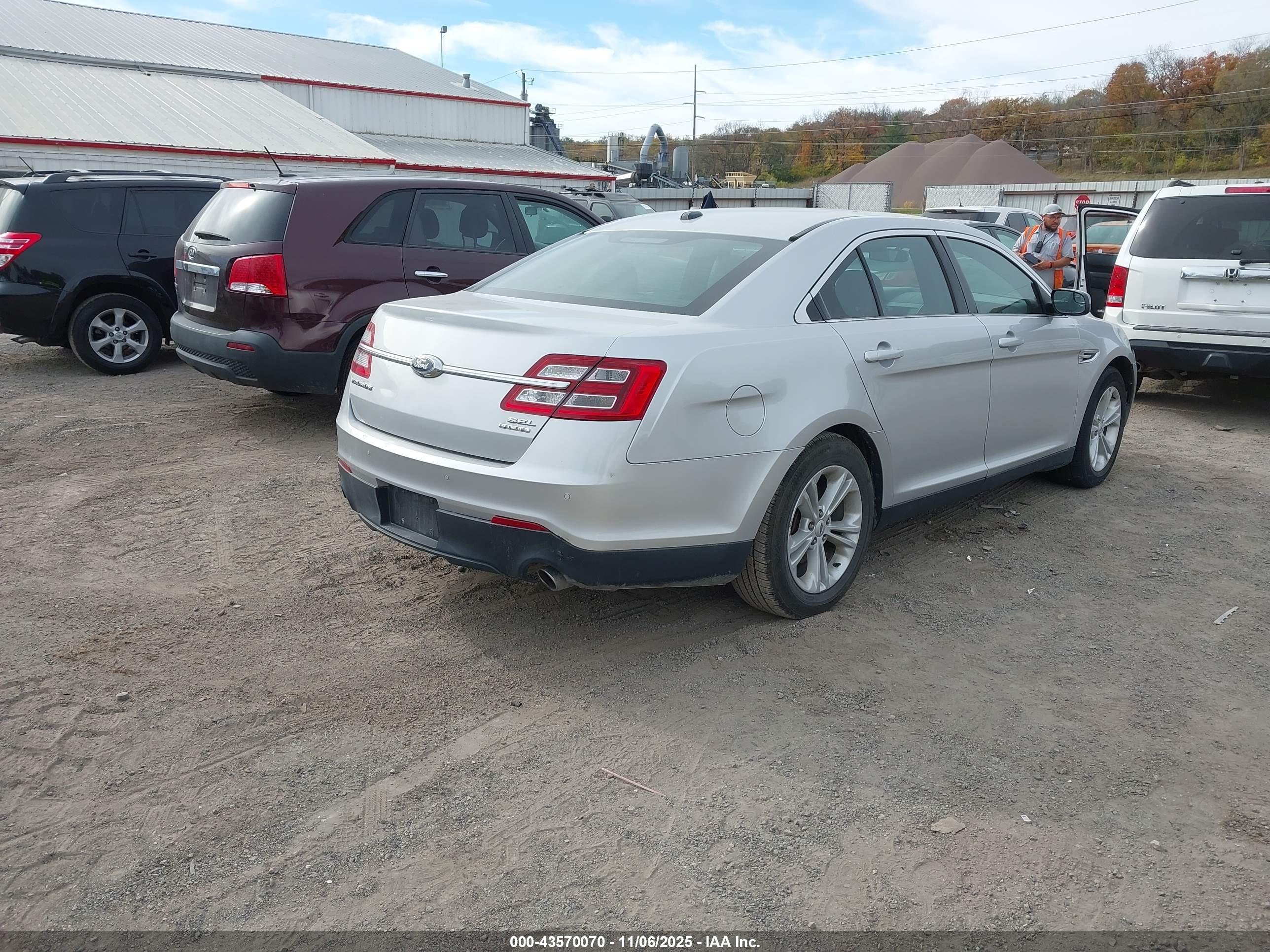 FORD TAURUS image 4