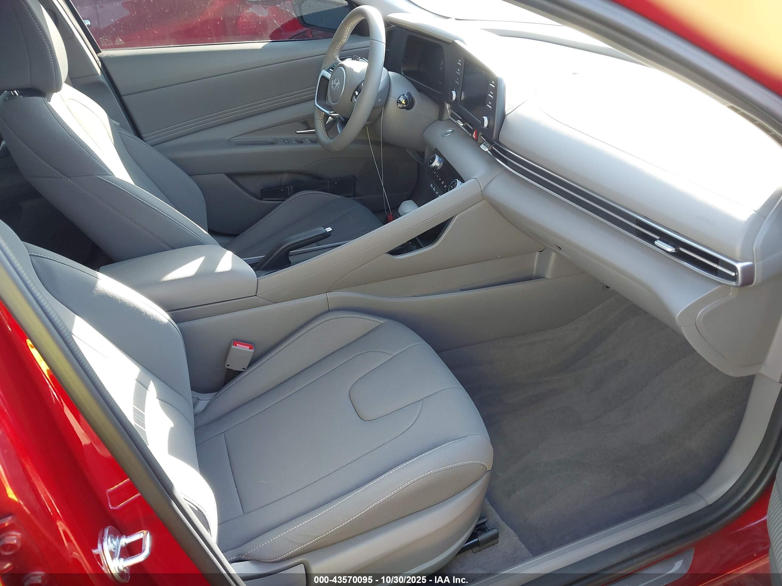 HYUNDAI ELANTRA image 5