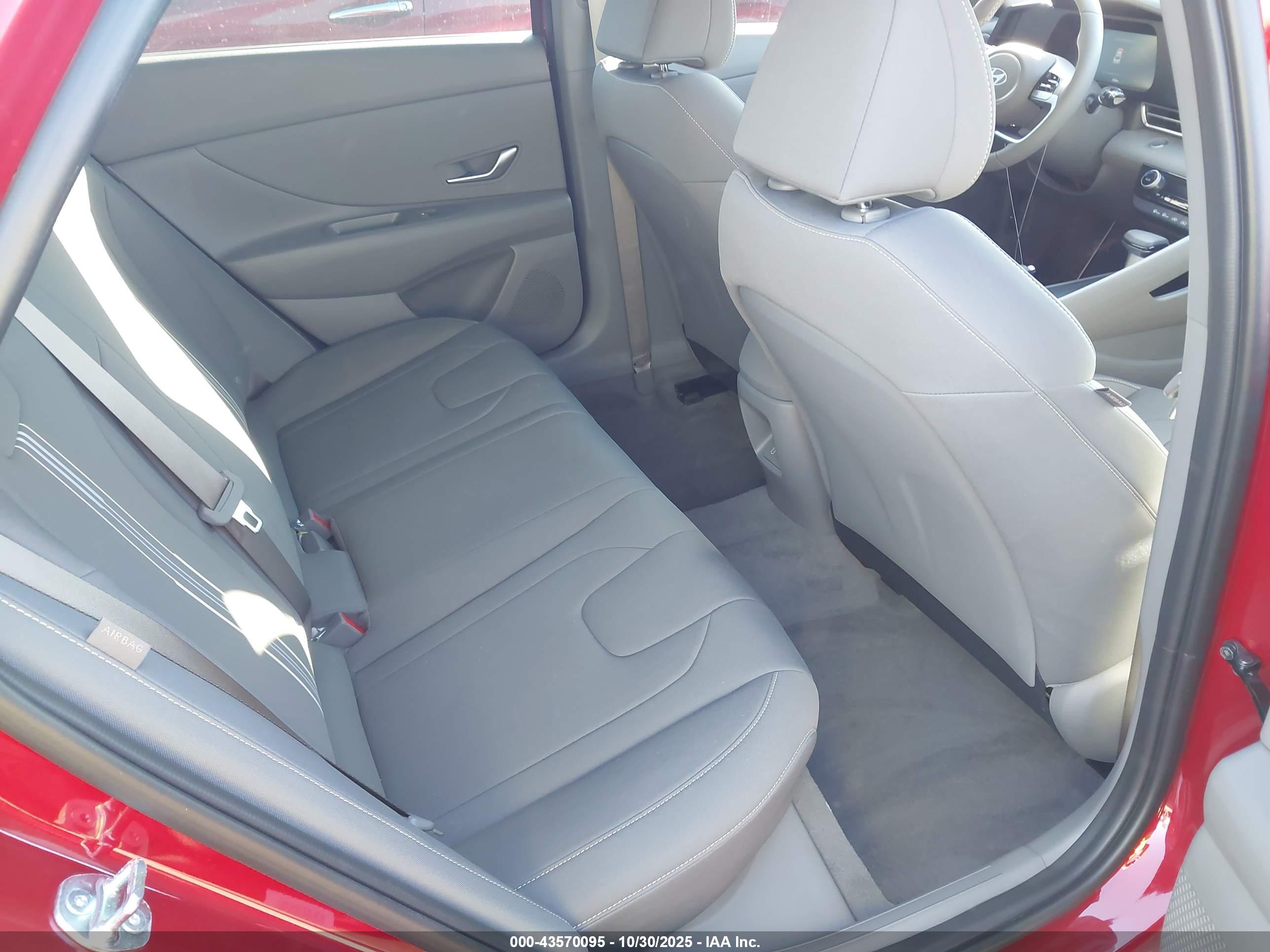 HYUNDAI ELANTRA image 8
