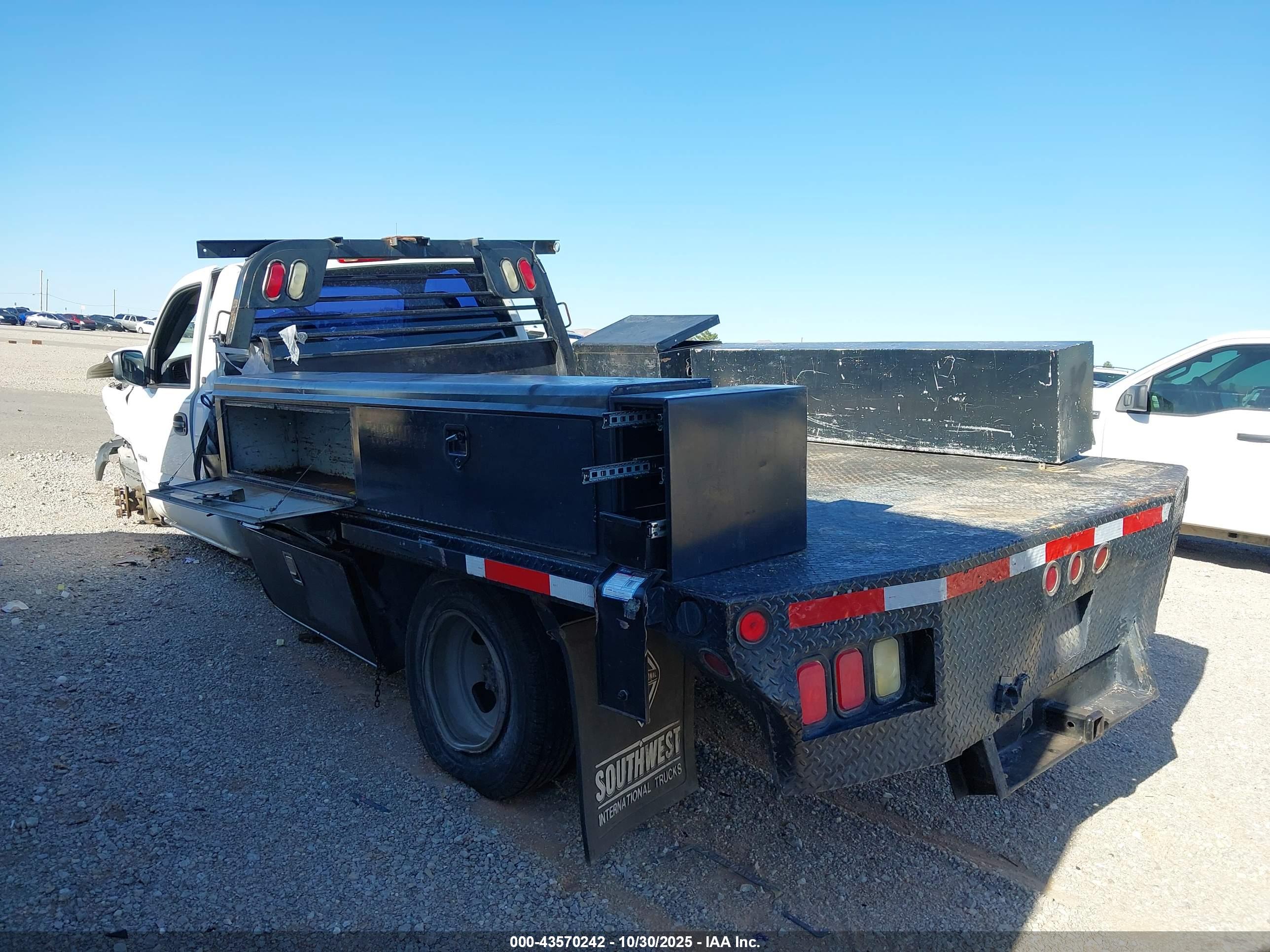 CHEVROLET SILVERADO image 3