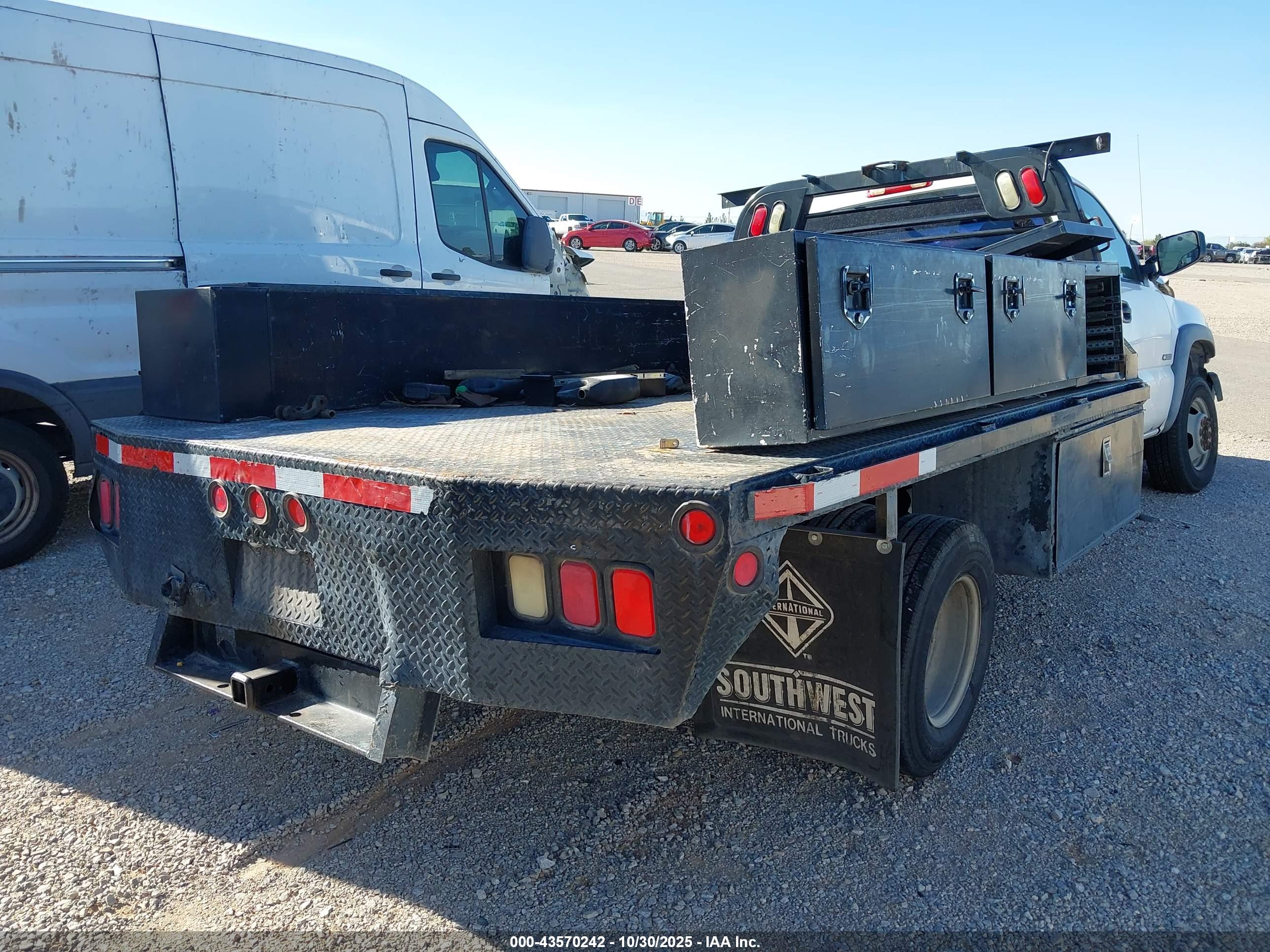 CHEVROLET SILVERADO image 4