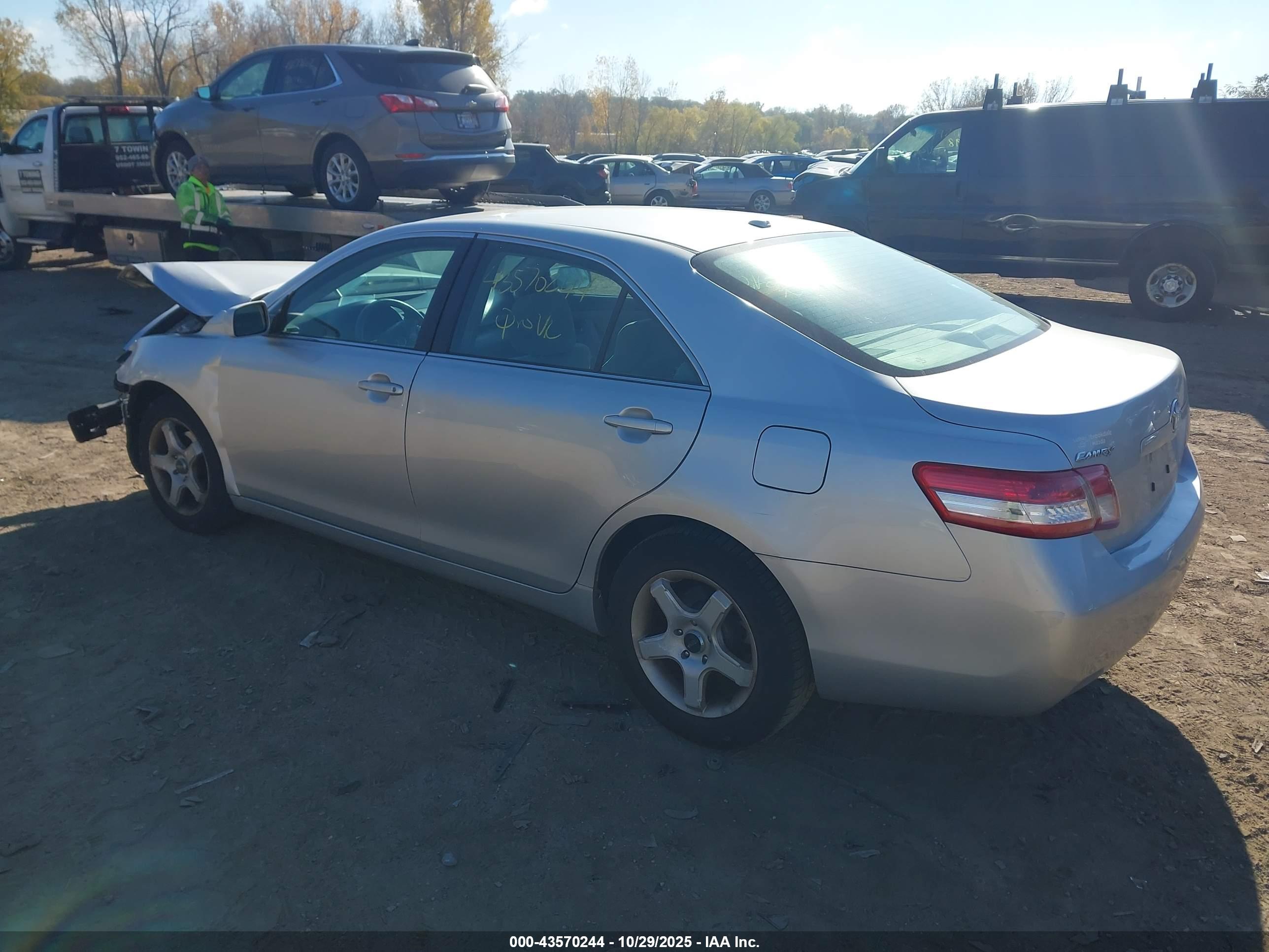 TOYOTA CAMRY image 3