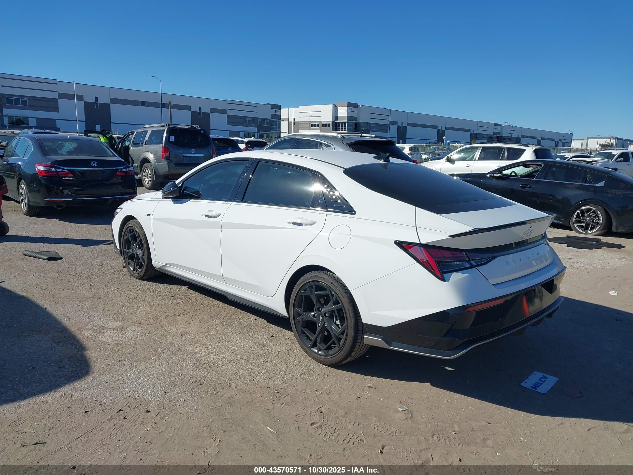 HYUNDAI ELANTRA image 3