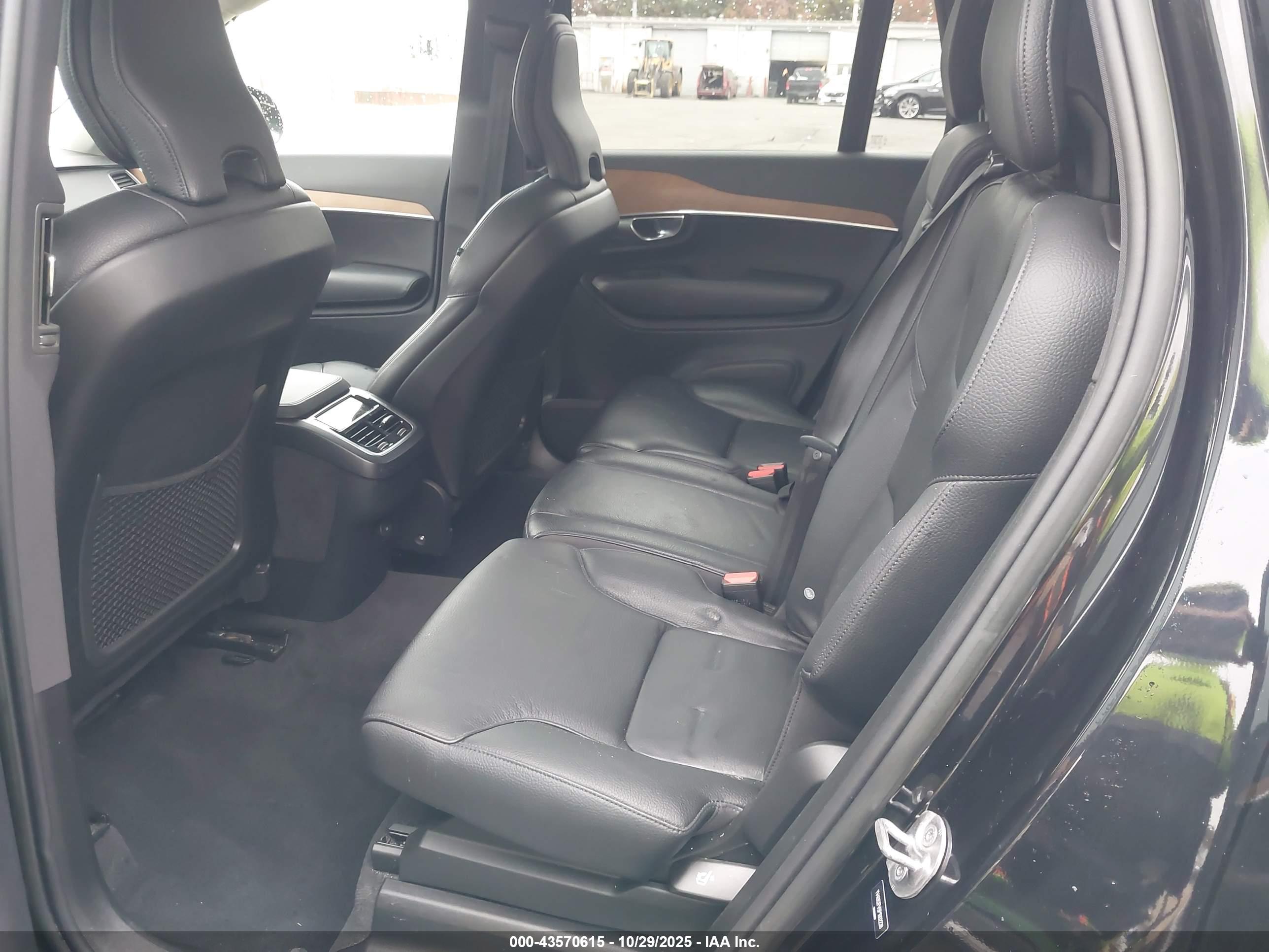 VOLVO XC90 image 8