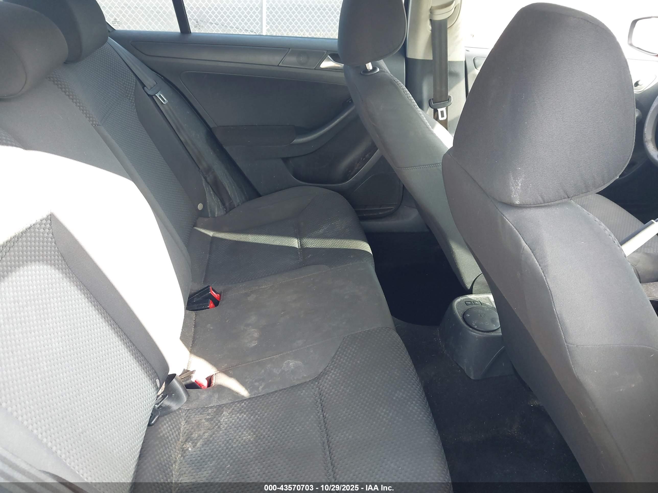 VOLKSWAGEN JETTA image 8