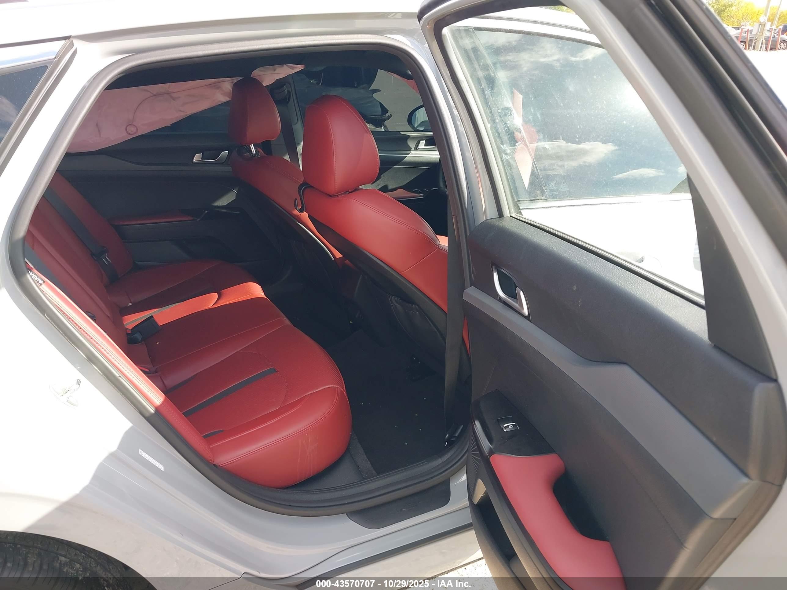 KIA K5 image 8