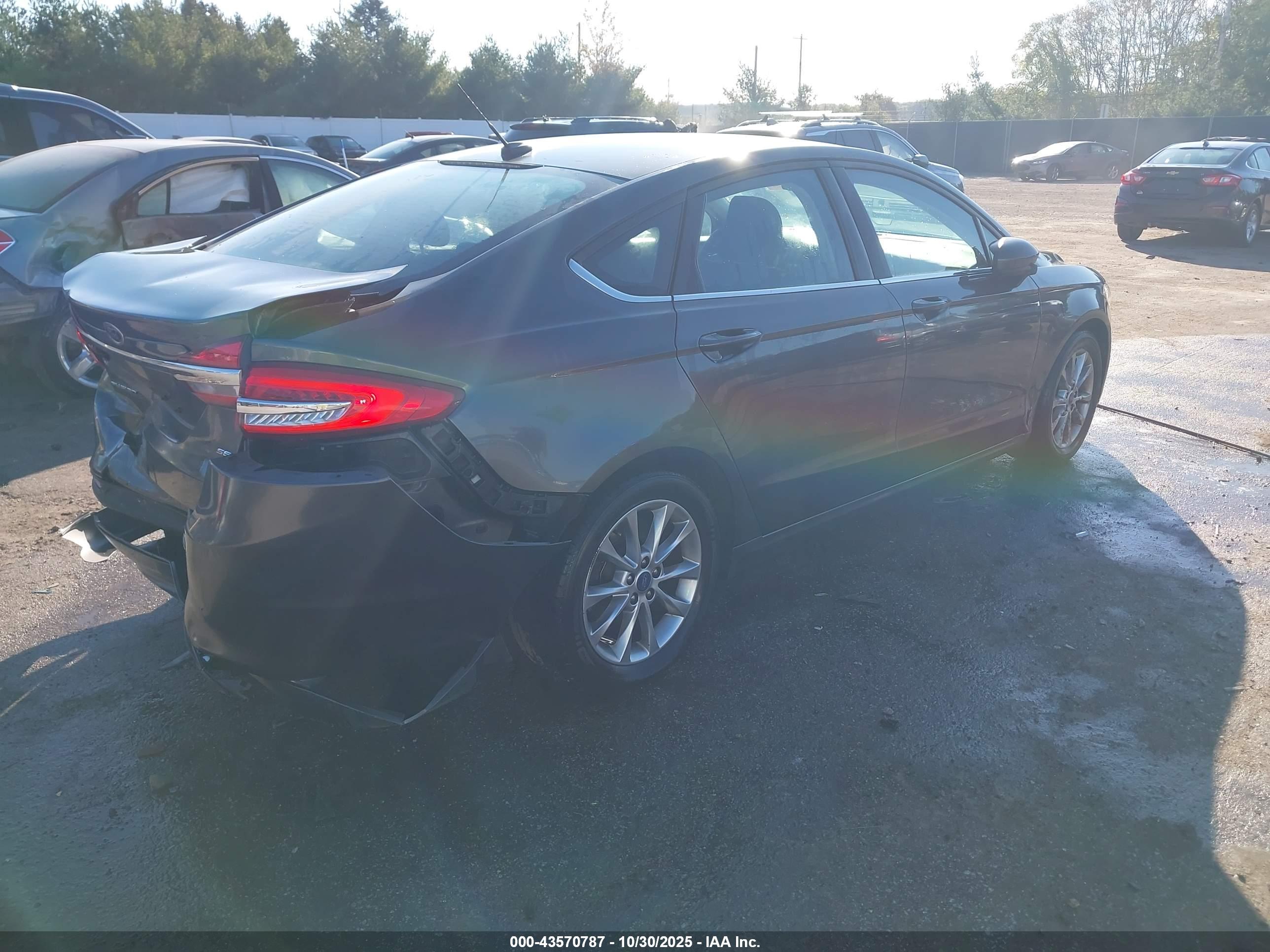 FORD FUSION image 4