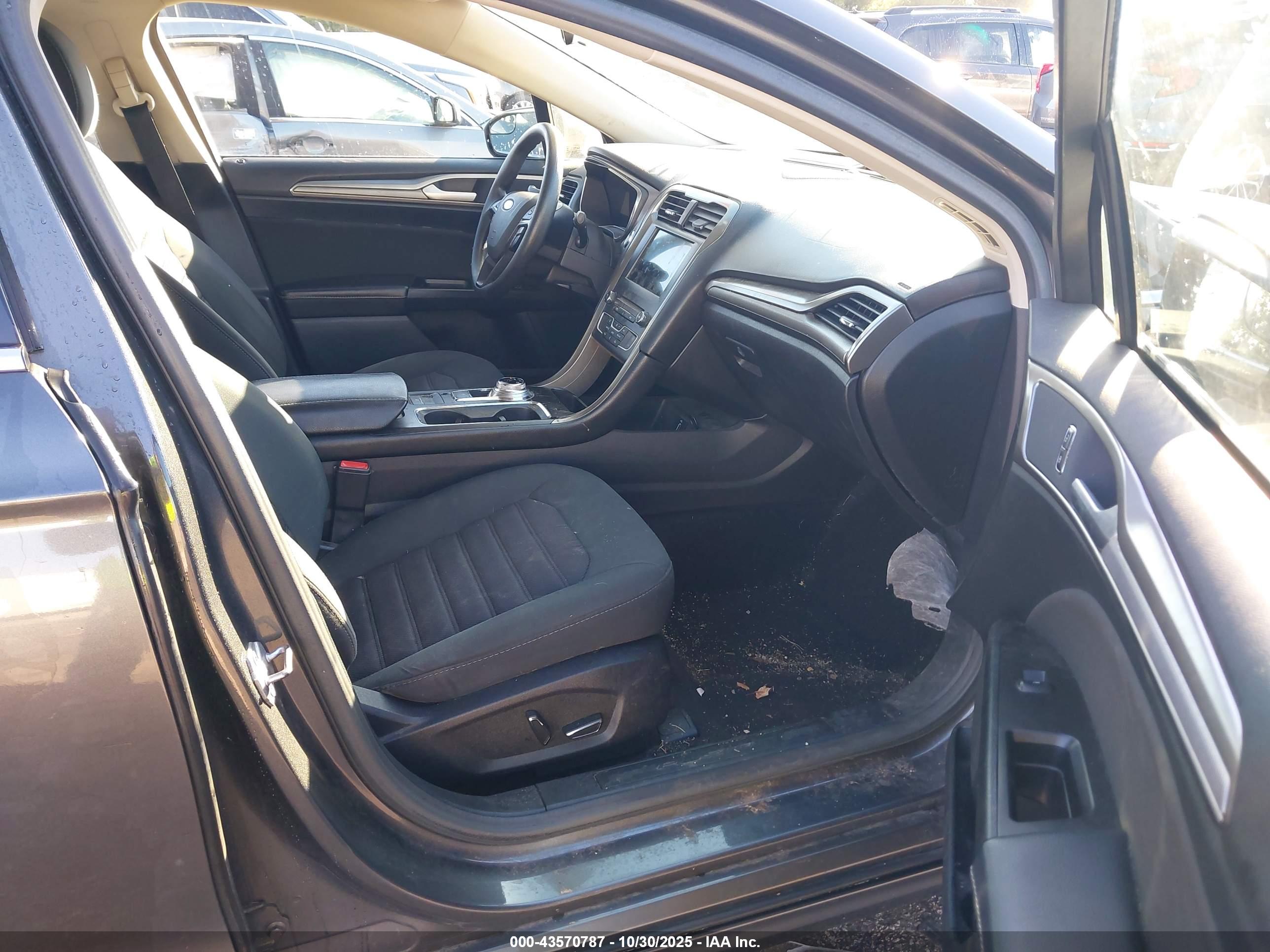 FORD FUSION image 5