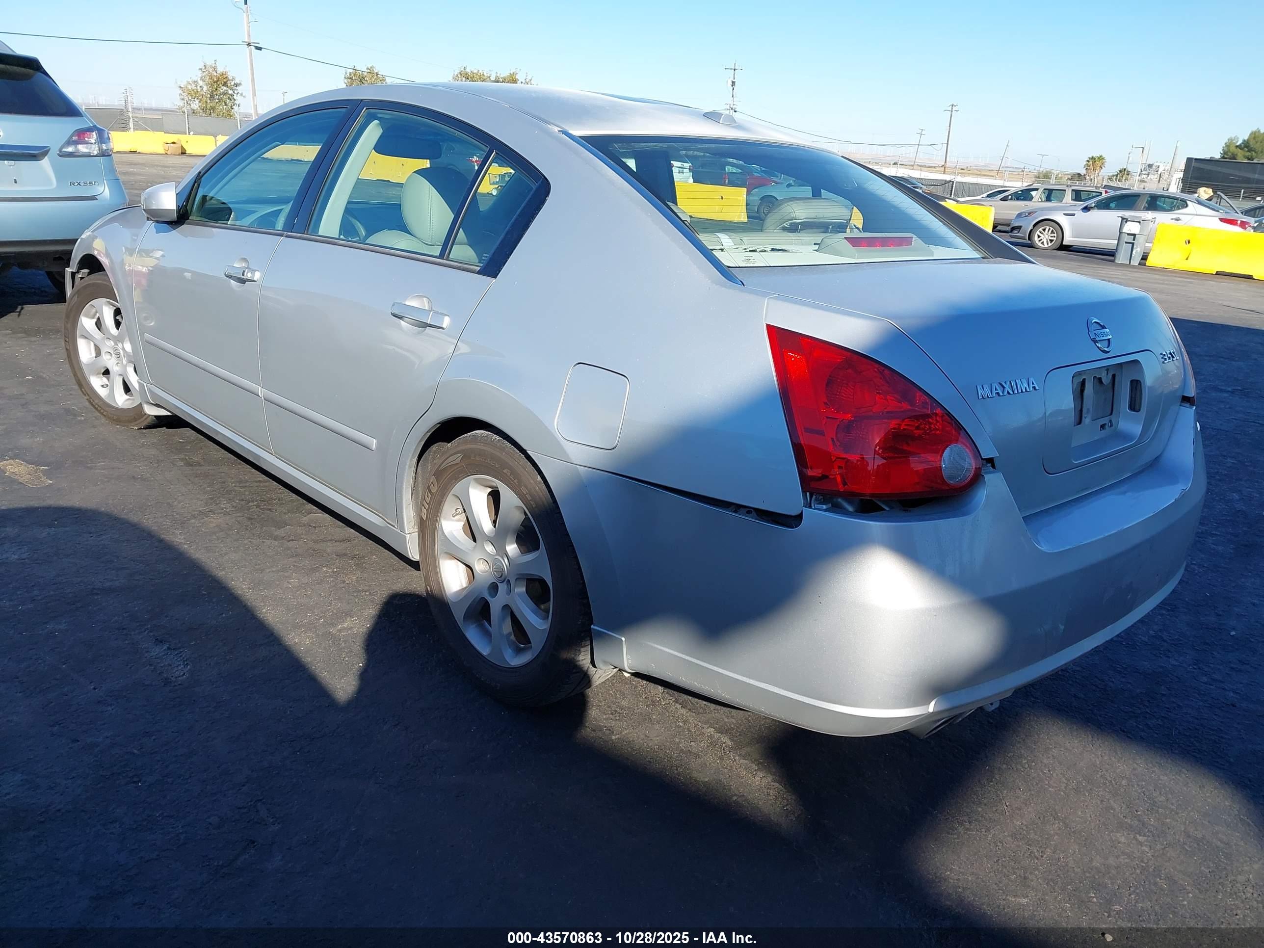 NISSAN MAXIMA image 3
