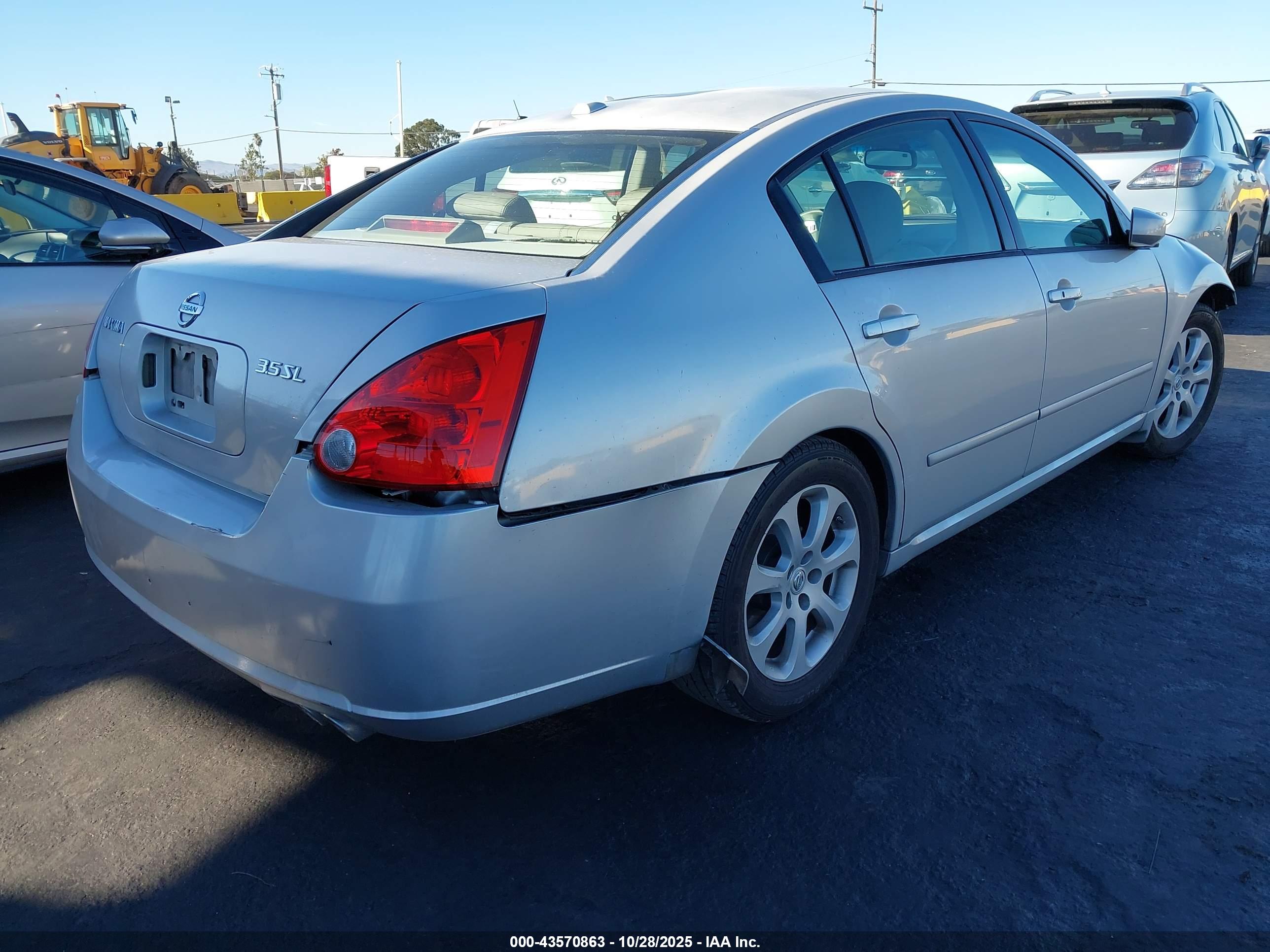 NISSAN MAXIMA image 4