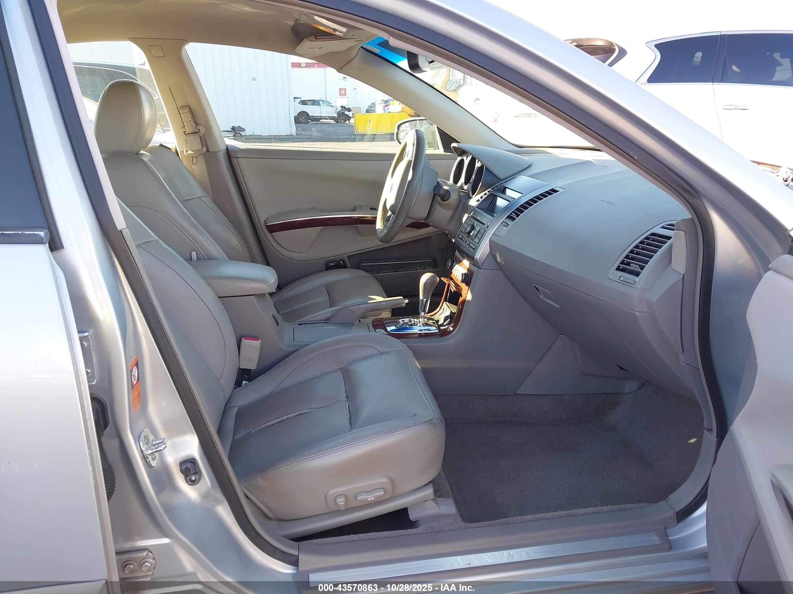 NISSAN MAXIMA image 5