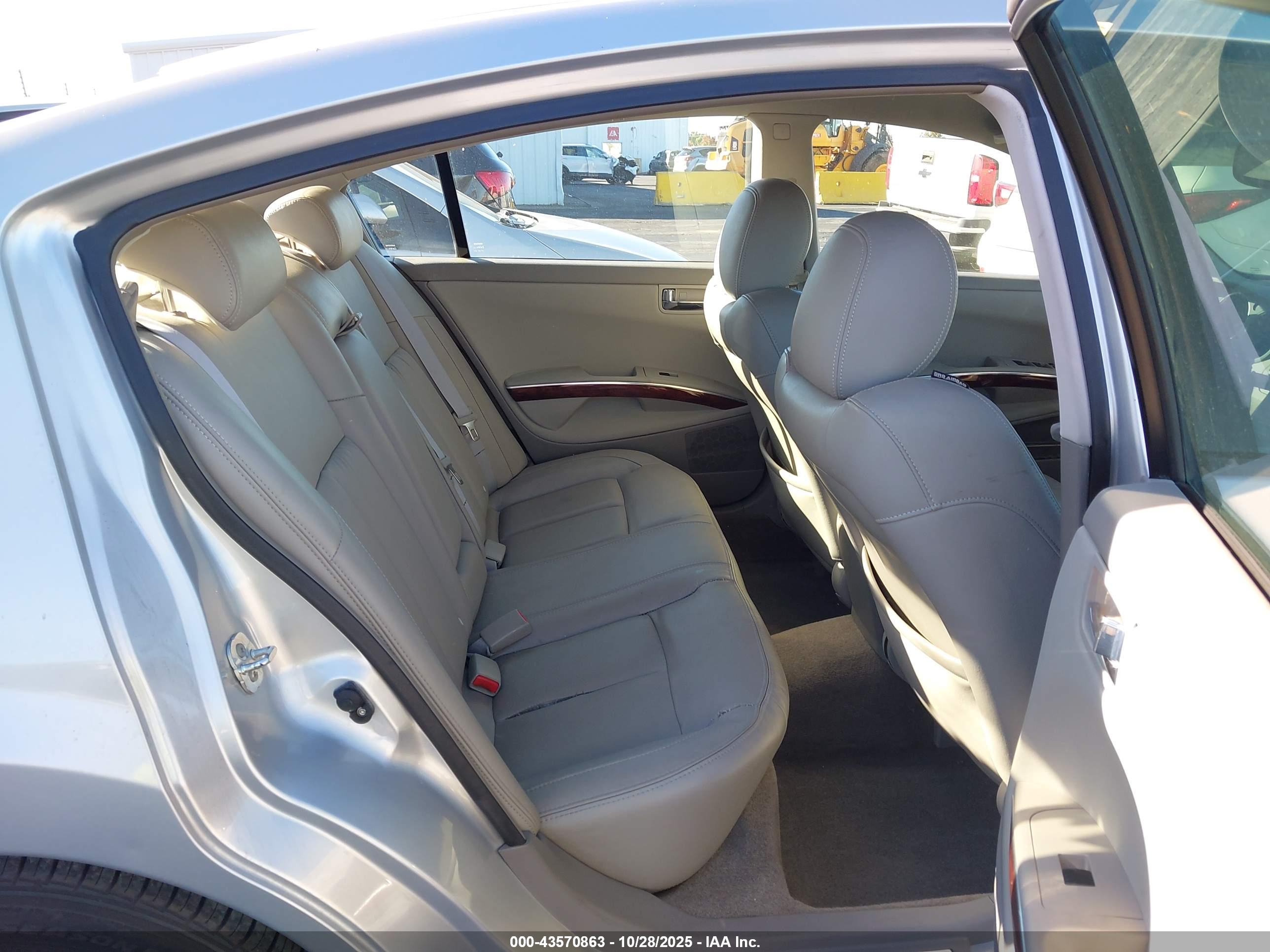 NISSAN MAXIMA image 8