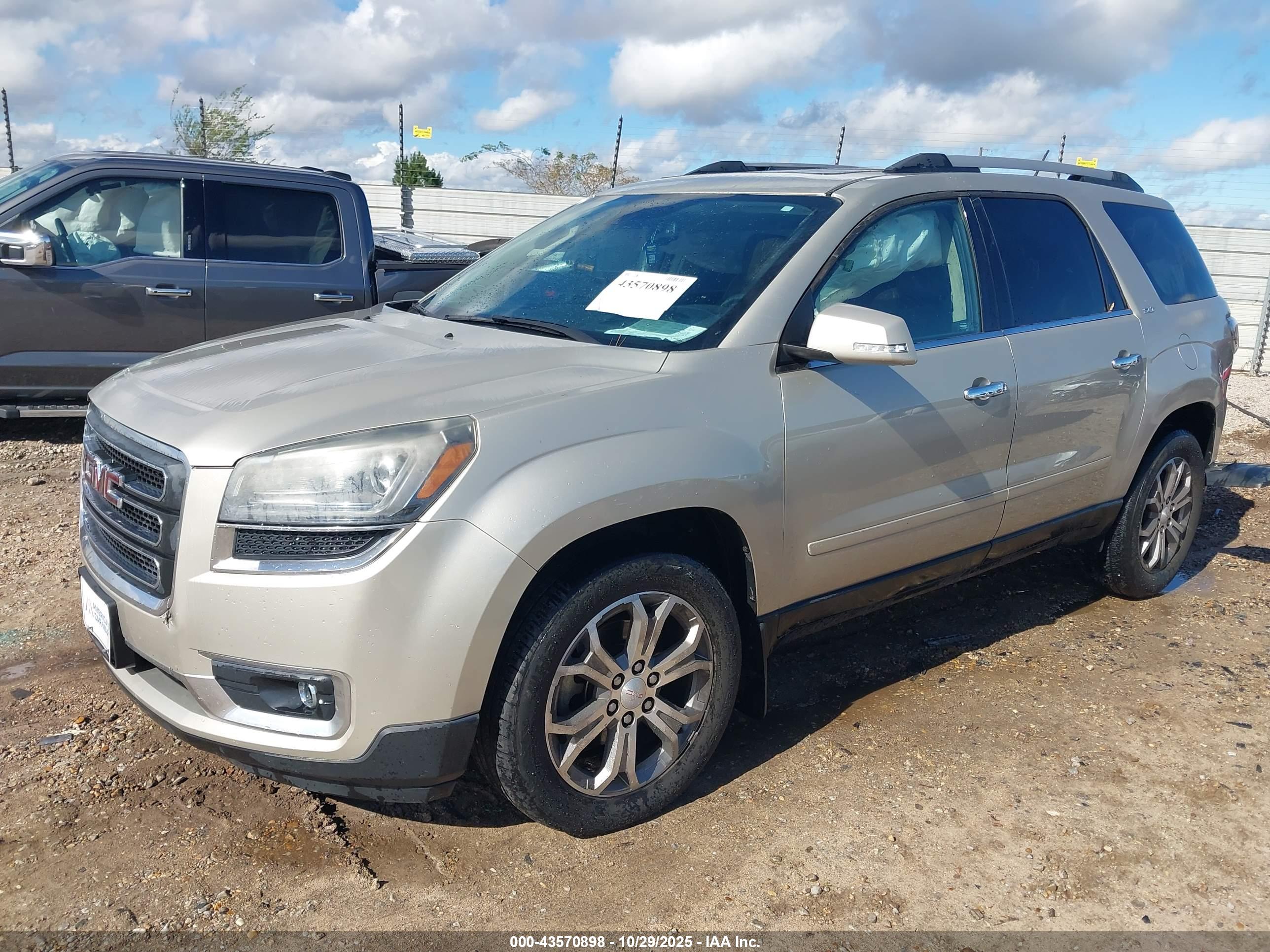 GMC ACADIA image 2