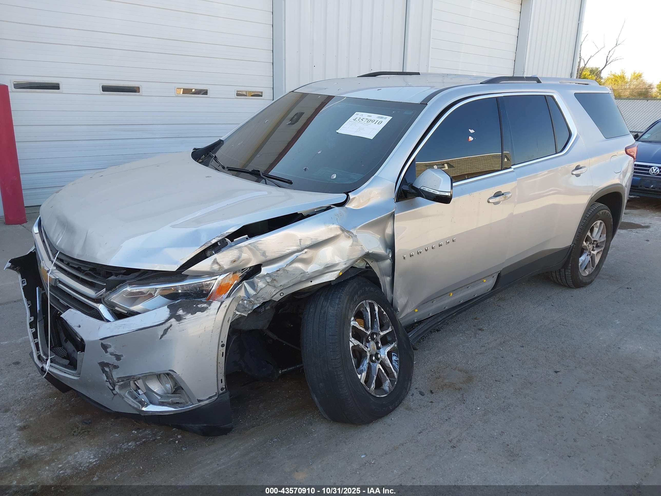 CHEVROLET TRAVERSE image 2