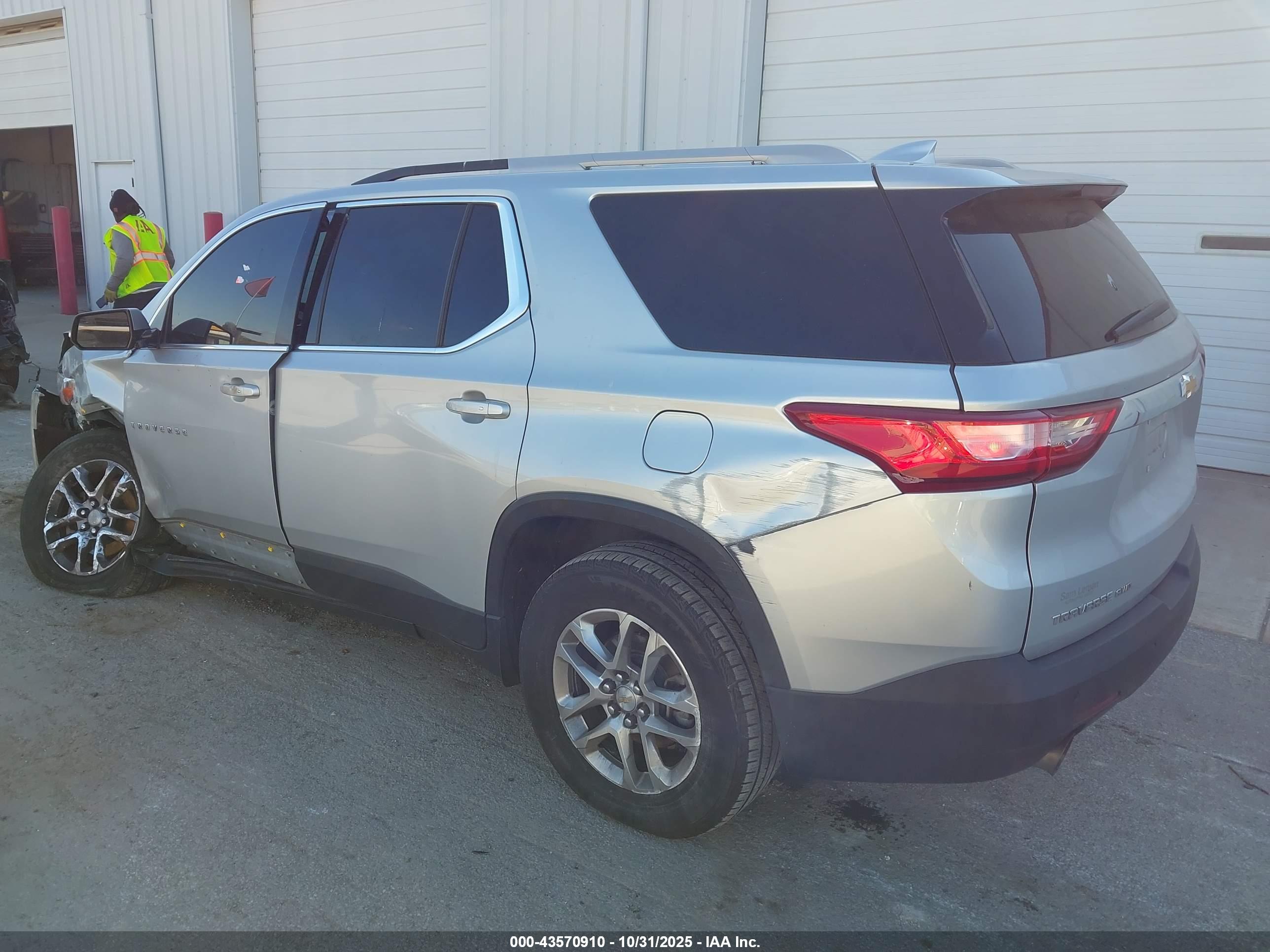 CHEVROLET TRAVERSE image 3