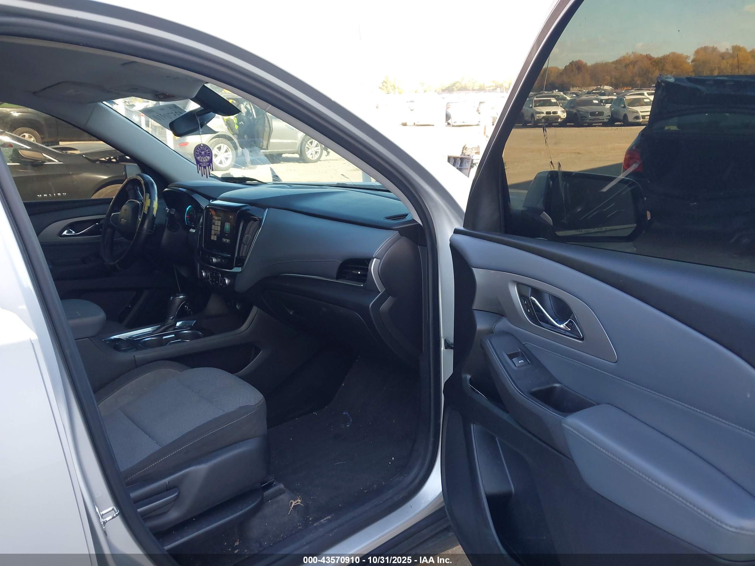 CHEVROLET TRAVERSE image 5