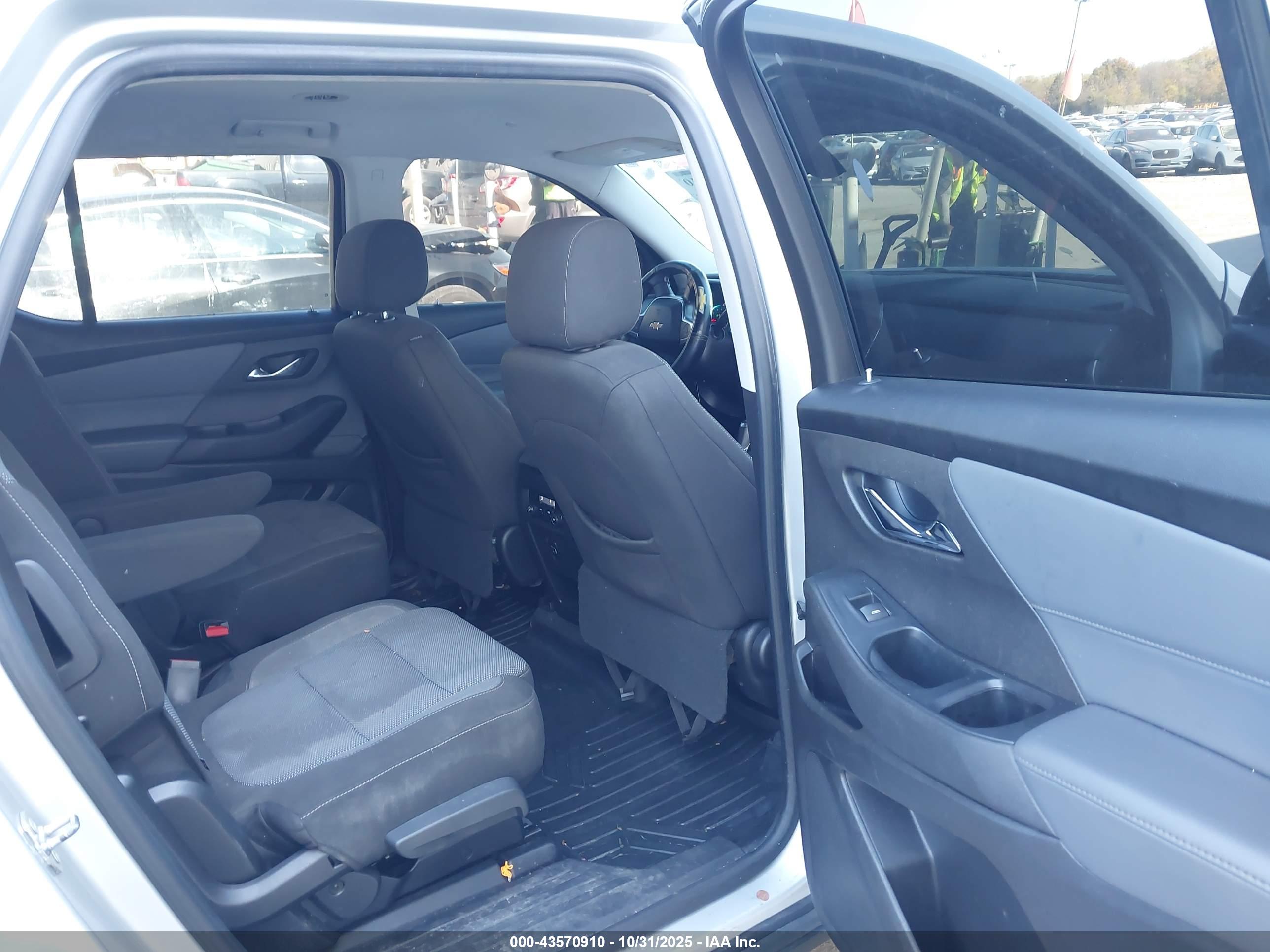 CHEVROLET TRAVERSE image 8