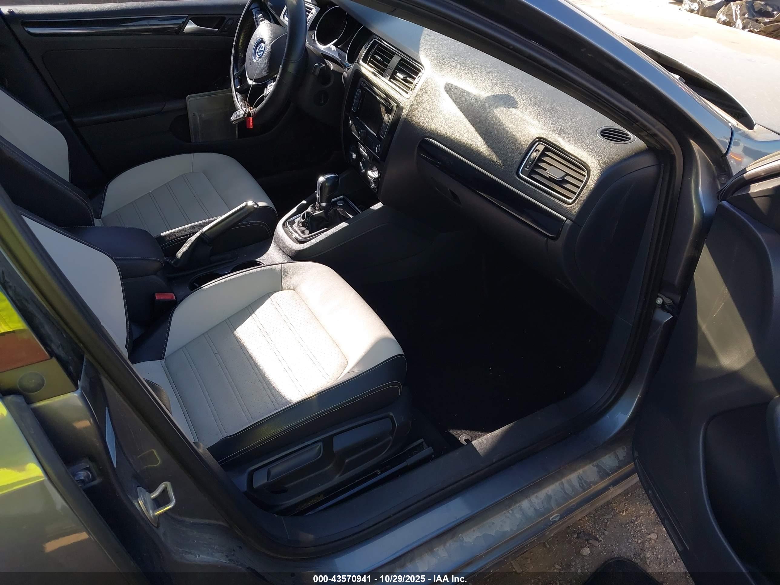 VOLKSWAGEN JETTA image 5