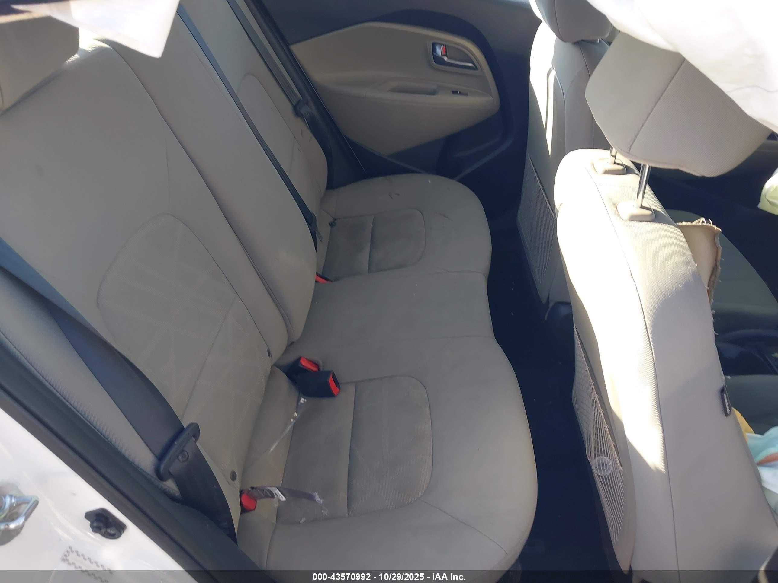 KIA RIO image 8