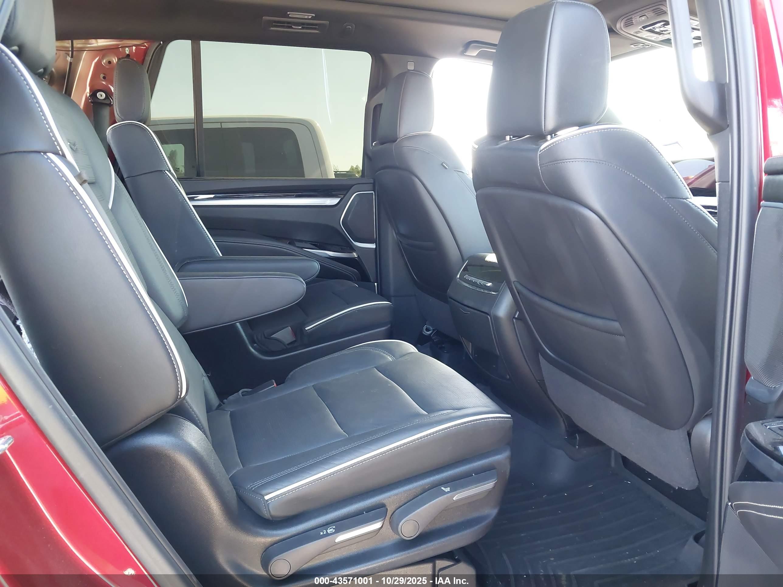 CADILLAC ESCALADE image 8
