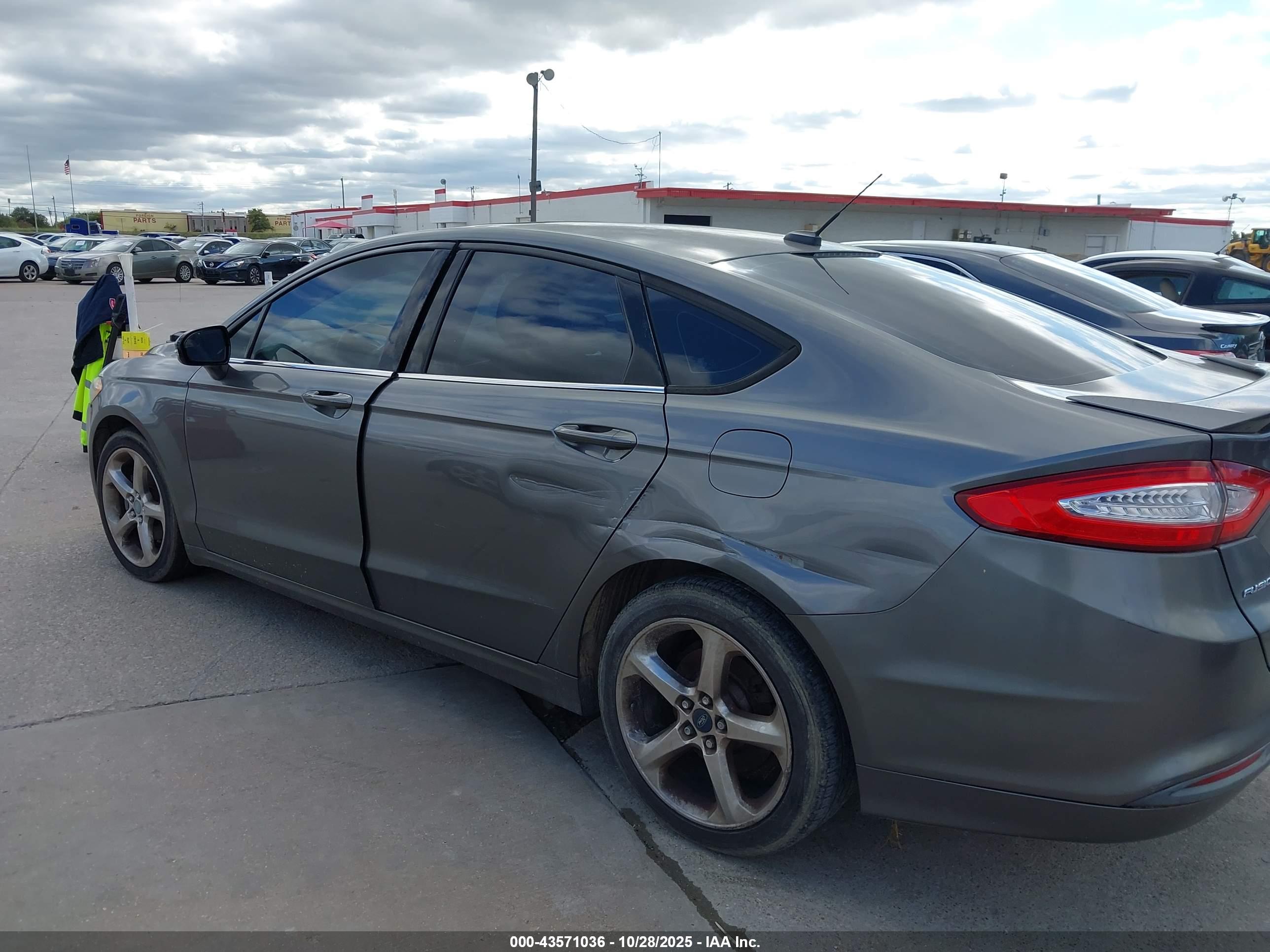 FORD FUSION image 6