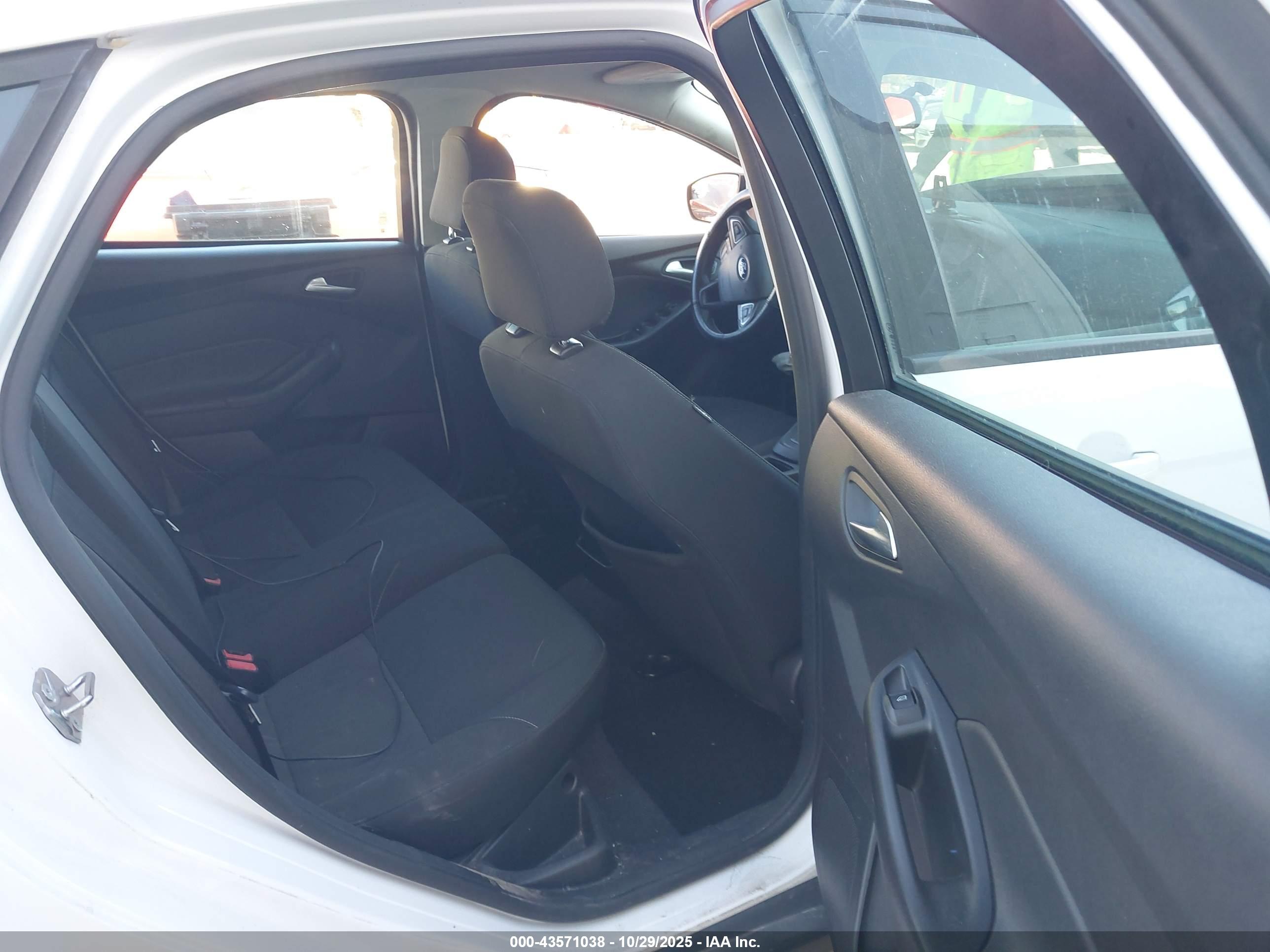 FORD FOCUS image 8
