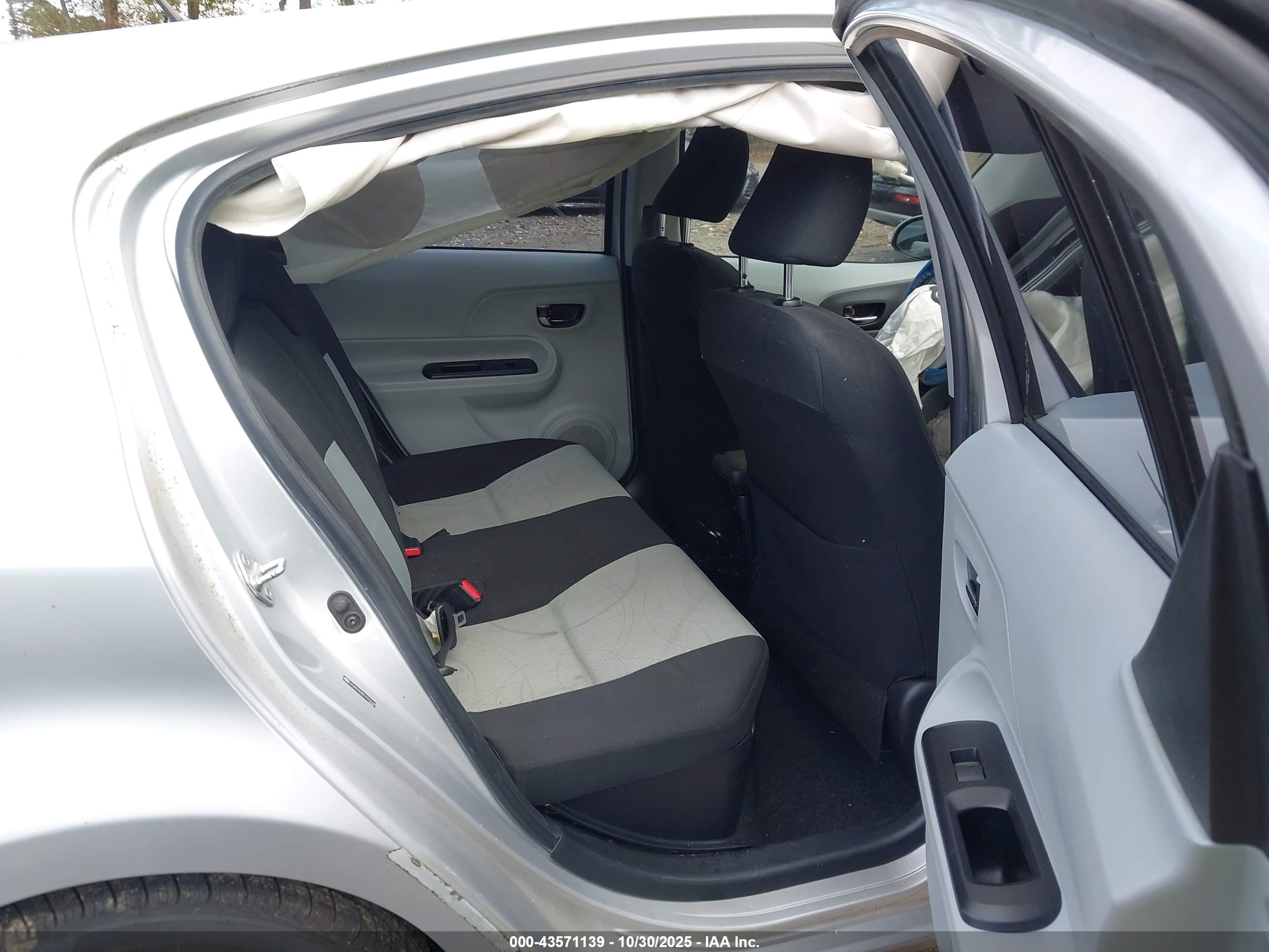 TOYOTA PRIUS image 8